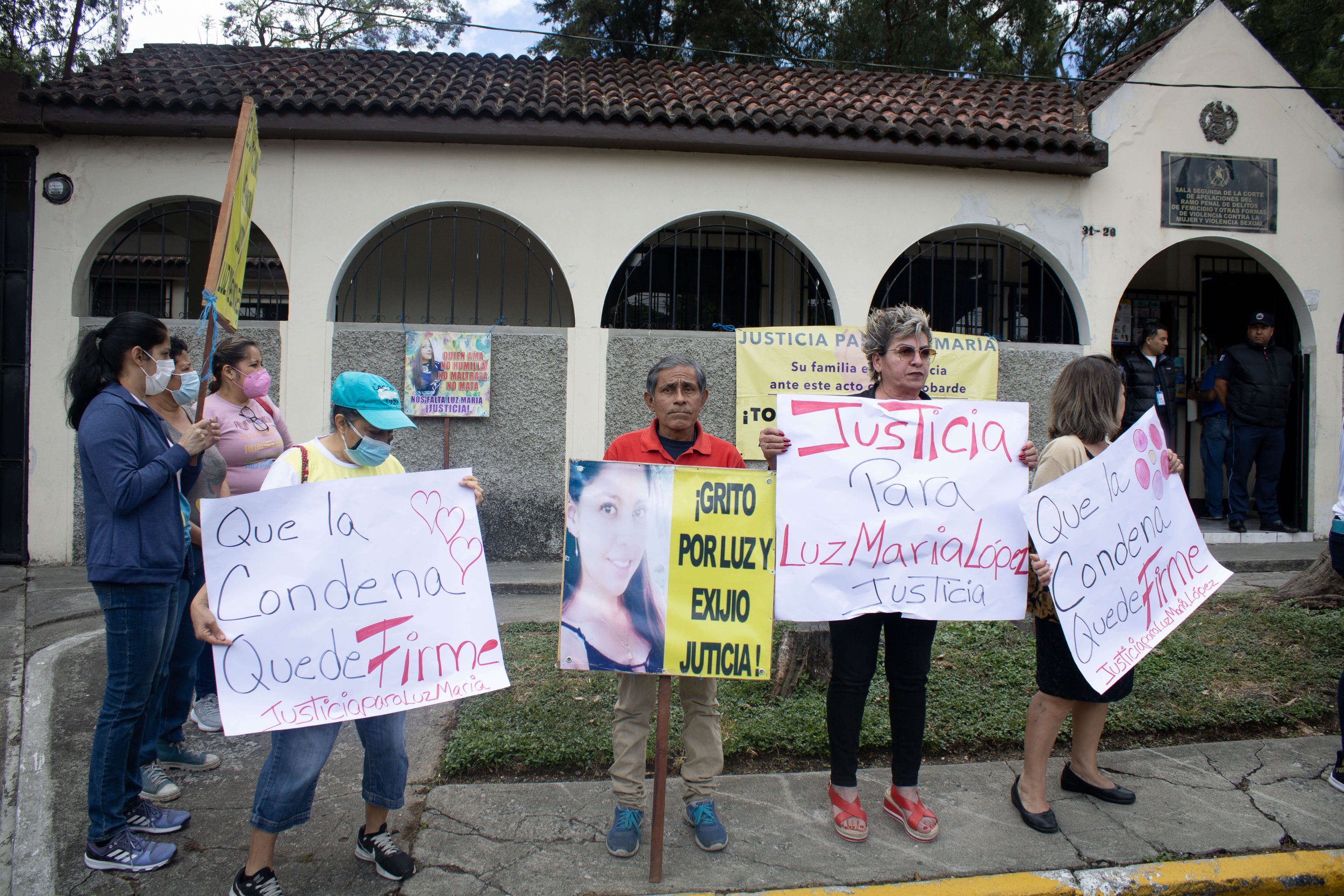  Familiares de Luz María acompañan la presentación de la contraargumentación. / Fotografía: Kristhal Figueroa 
