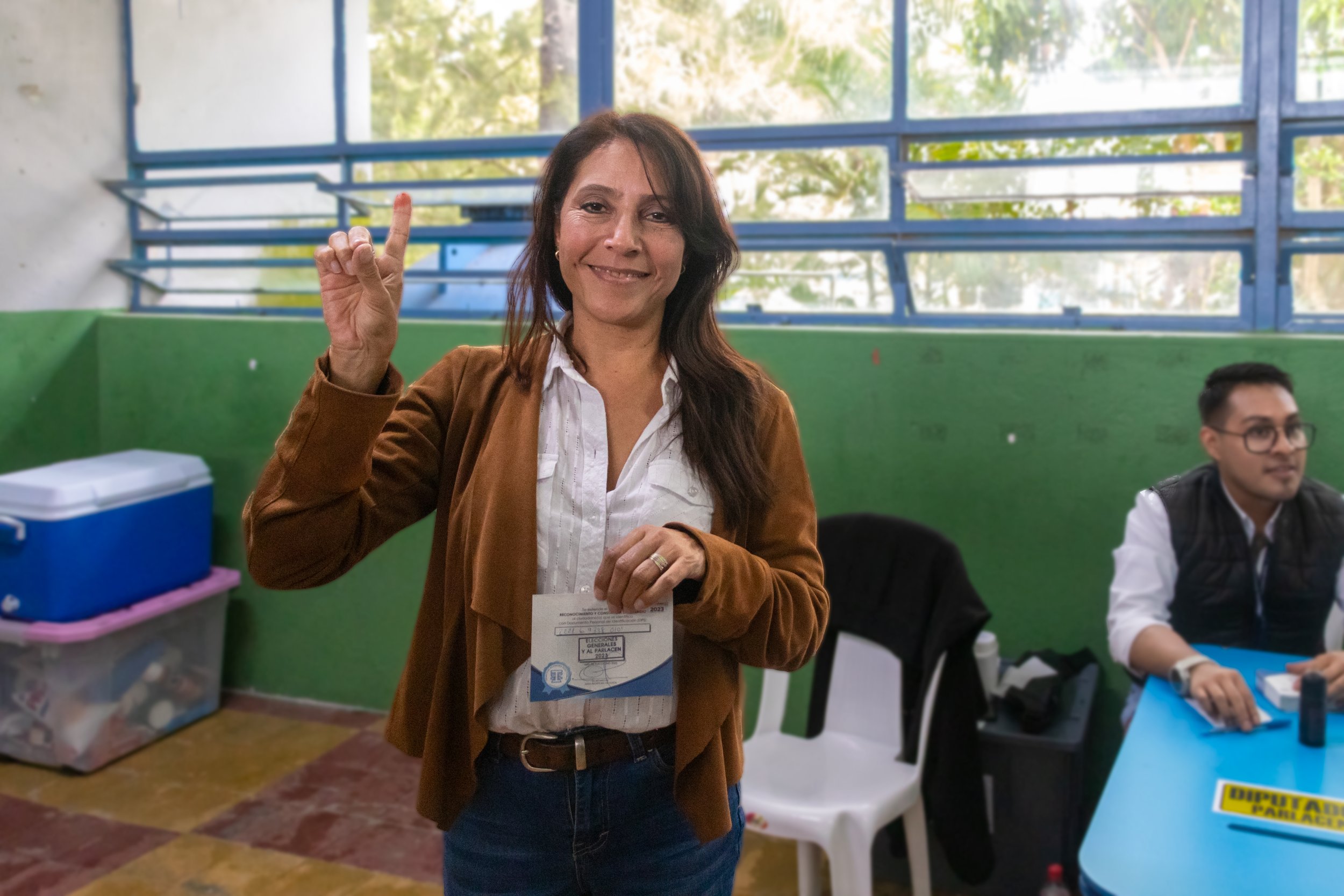  Ninotchka al ejercer su voto el 25 de junio en una escuela de zona 2 de la ciudad capital. 