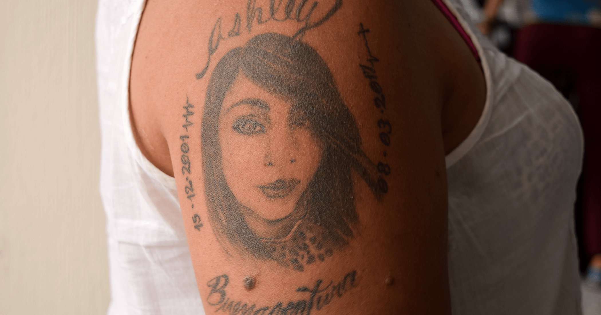  Tatuaje del rostro de Hashley en el brazo de su madre Vianney Hernández. Fotografía: Angie Ross 
