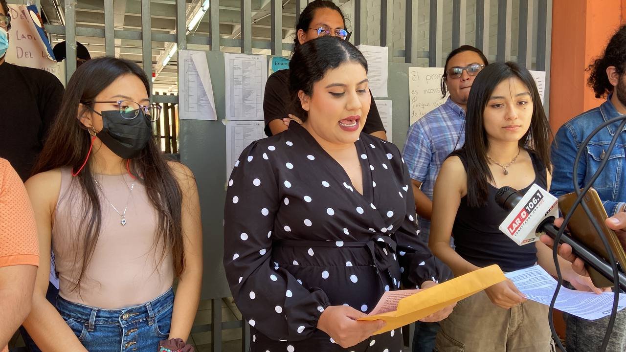  Iris Castillo, secretaria general de la AECP, lee el comunicado en el que declaran non grato a José Lara. Foto: Kristhal Figueroa. 