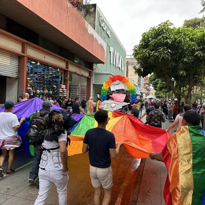 Población LGBTIQ caminan sobre la Sexta Avenida de la ciudad de Guatemala, durante el Día de Orgullo Foto: LGBITQ+1/GAX