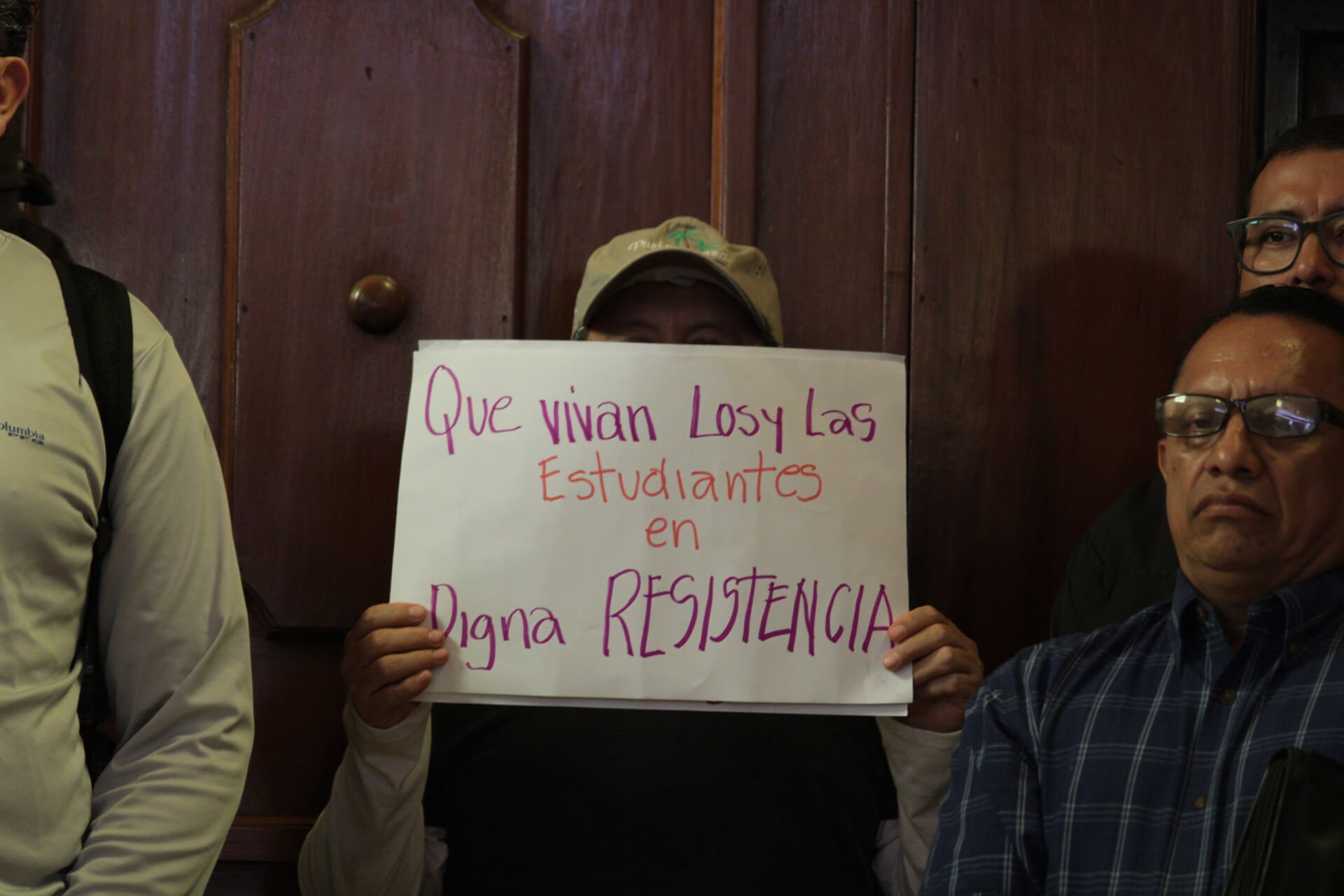  Docente de la USAC muestra su apoyo durante la conferencia de la CGE. / Fotografía: Kristhal Figueroa 