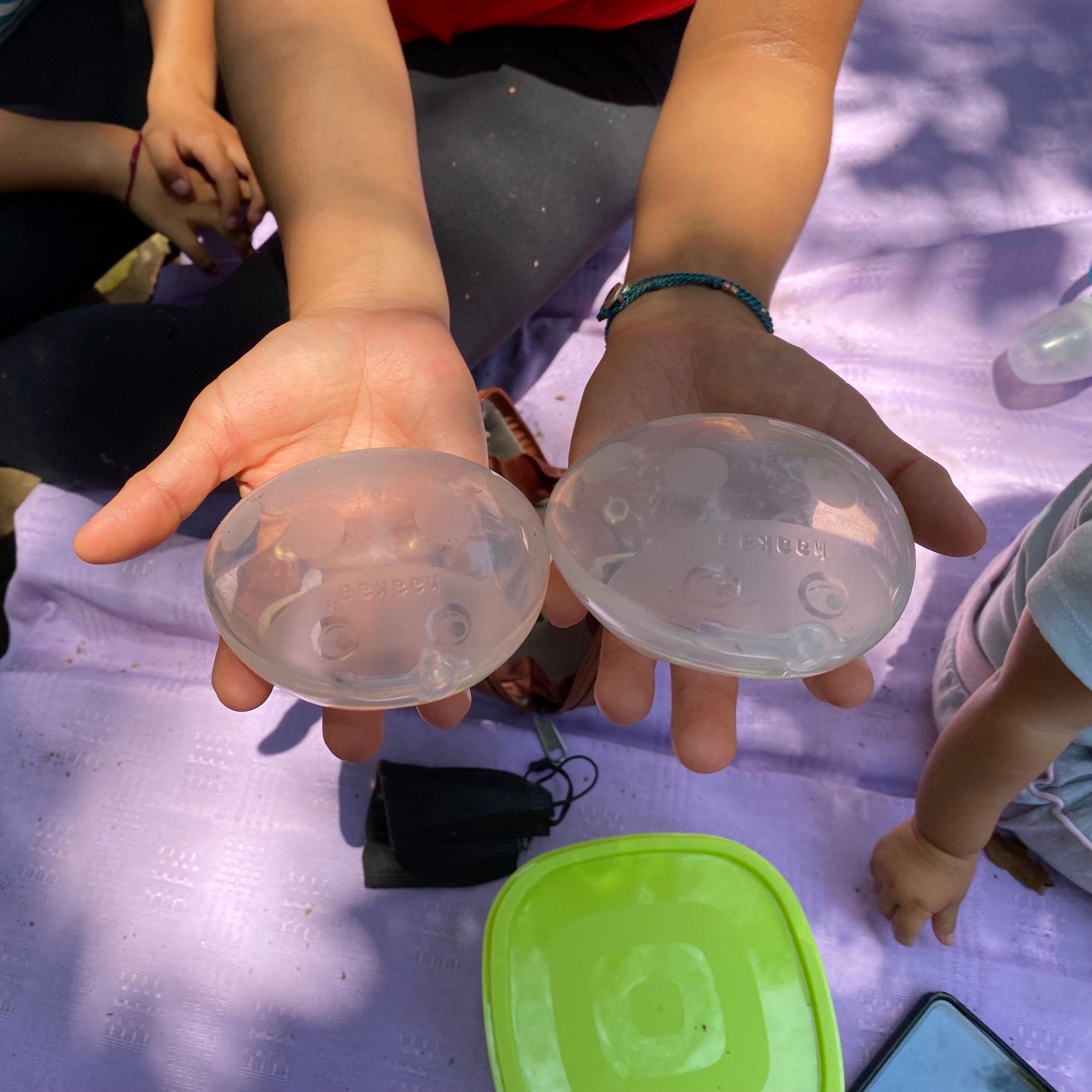  Libertad enseña sus recolectores de leche en forma de mariquitas. Fotografía: Ketzali Pérez 