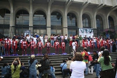  En 2007, en el marco del 8 de marzo, se realizó el performance “Cuerpos Desnudos, cuerpos pintados”.  Crédito: Batucada Feminista Blogspot 