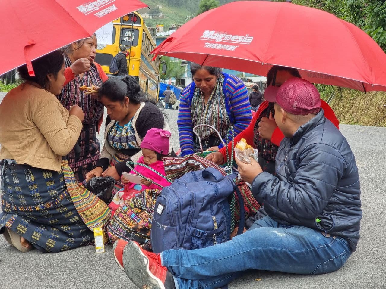  Una familia se prepara para almorzar en Los Encuentros.Foto: Diego Petzey. 