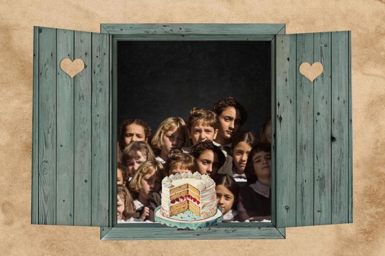 En una ventana abierta se ve un pastel al que le falta una rebanada; desde adentro, varias niñas observan con curiosidad el pastel.