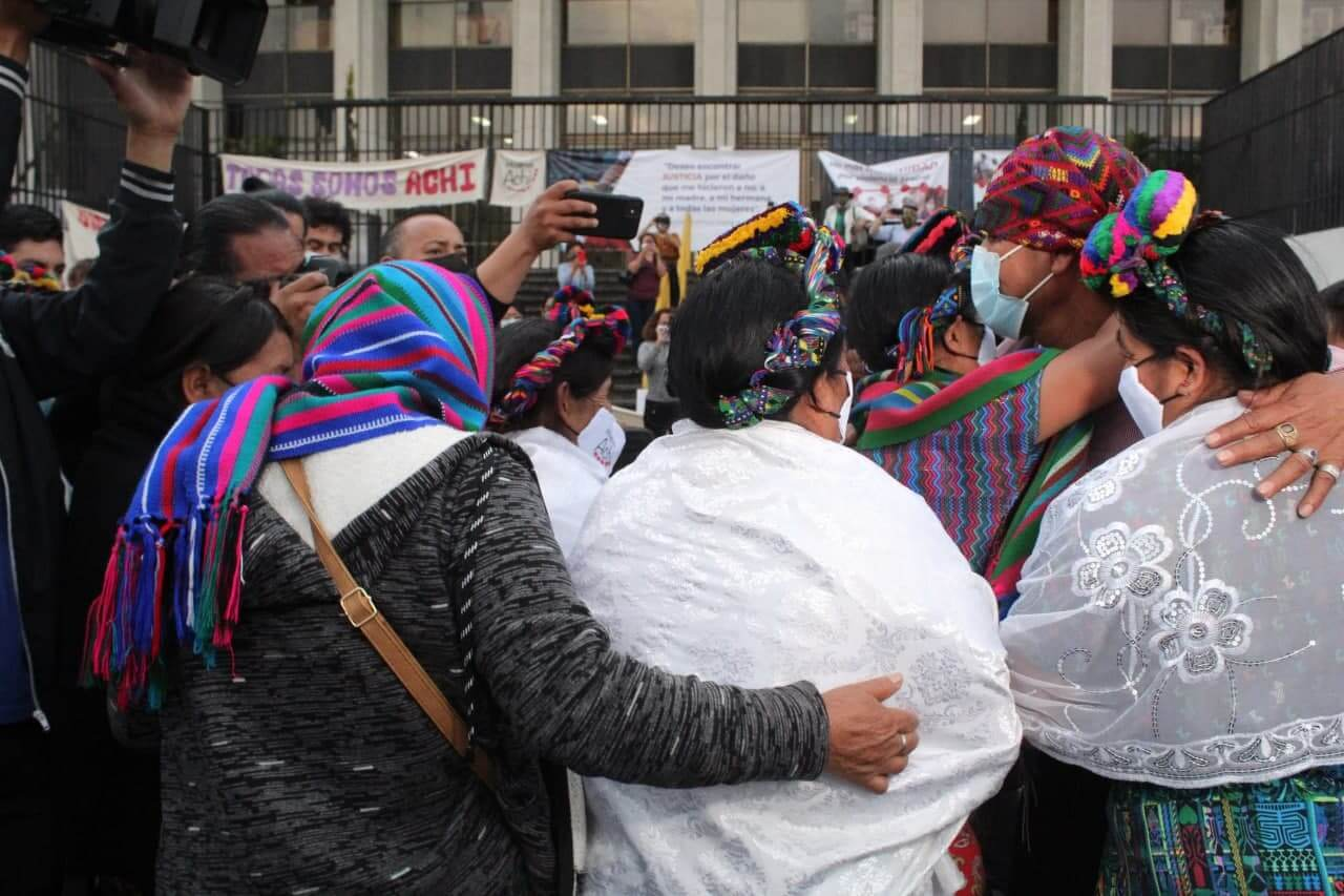  Recientemente 36 Mujeres Achí obtuvieron una sentencia condenatoria en contra de sus agresores luego de 11 años de denunciarlos, tiempo en el cual la Fiscalía de Derechos Humanos acompañó y llevó el proceso ante los tribunales. Foto: Juan Rosales 