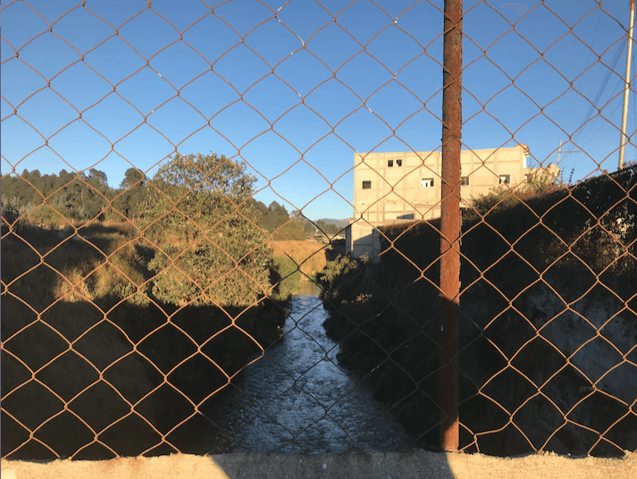  El «río de aguas negras» hacia donde desemboca la sangre del matadero y el agua de las viviendas. Foto: Andrea Rodríguez 