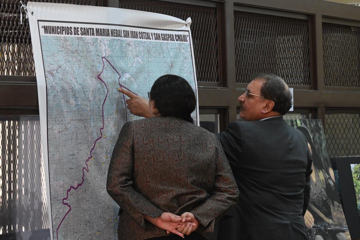 Créditos: El consultor técnico, el capitán Oscar Platero, conversa con la abogada Teresa Martínez.