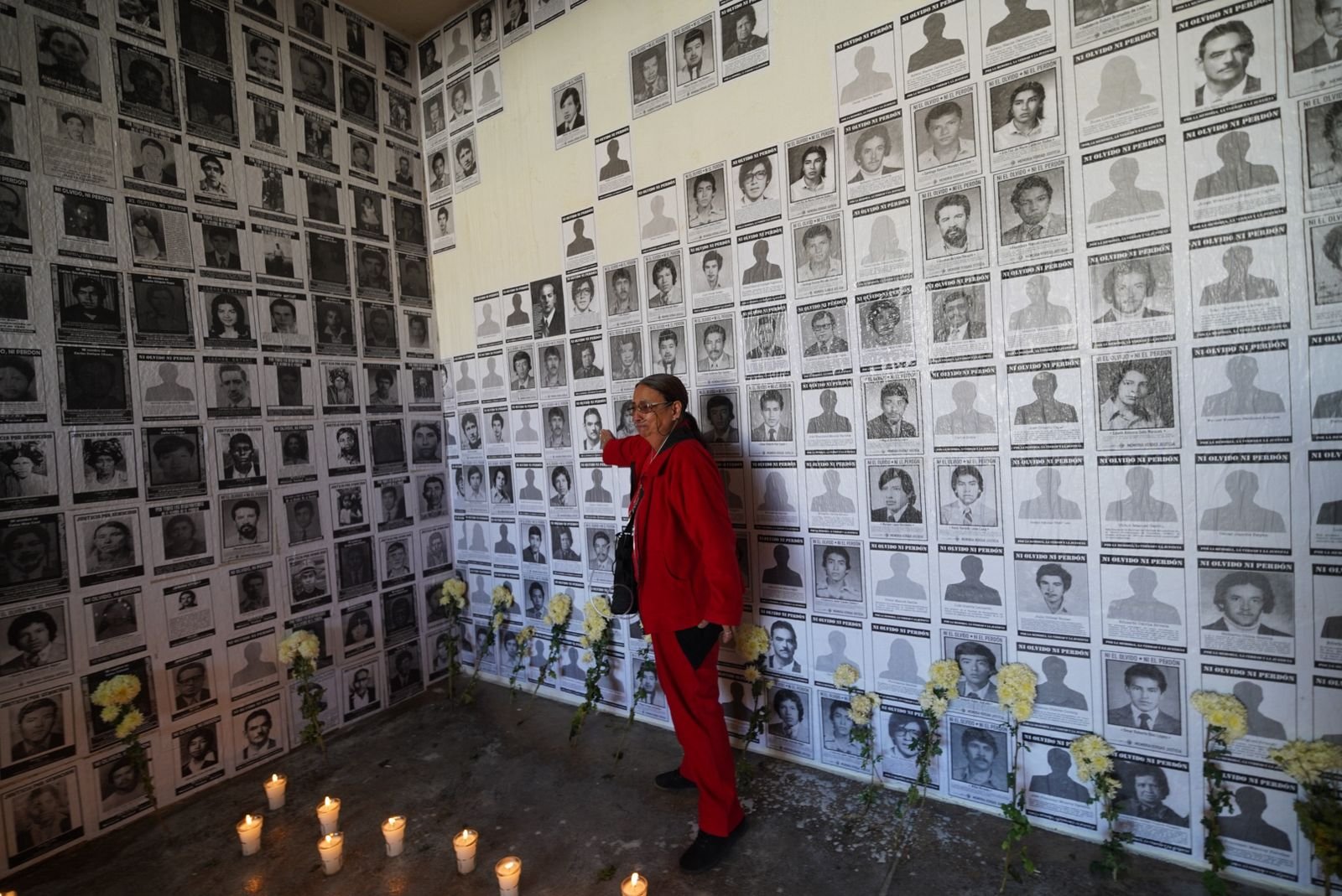  Familiares de las víctimas pegaron las fotos de sus seres queridos en el muro. Foto Juan Esteban Calderón 