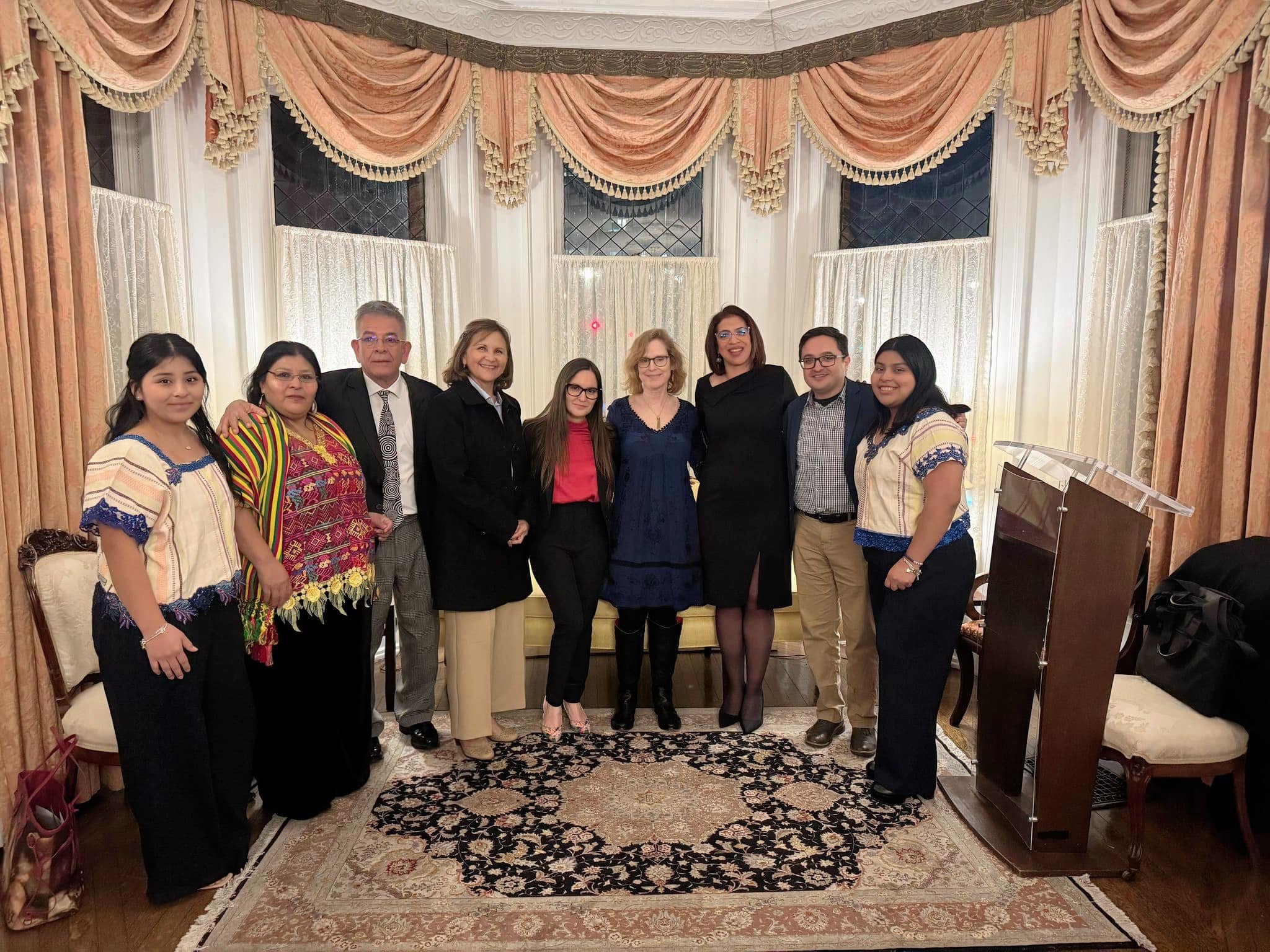  A la ceremonia asistió la lideresa migrante guatemalteca radicada en Virginia, Estados Unidos, Letty Baran junto a sus hijas; el exjuez Miguel Ángel Gálvez, y el exfiscal de la FECI Juan Francisco Sandoval. A la izquierda de Siomara Sosa representantes de la Comisión de Derechos Humanos de EE.UU. Foto: Letty Baran 
