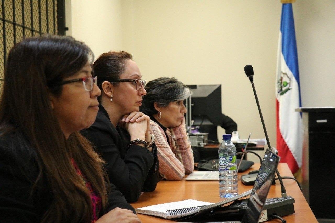  Claudia González, en una de las últimas audiencias antes de ser ligada a proceso y enviada a prisión junto Virginia Laparra, su defendida y Wendy López, abogada del equipo legal de González. Crédito: Shirley Rodríguez 