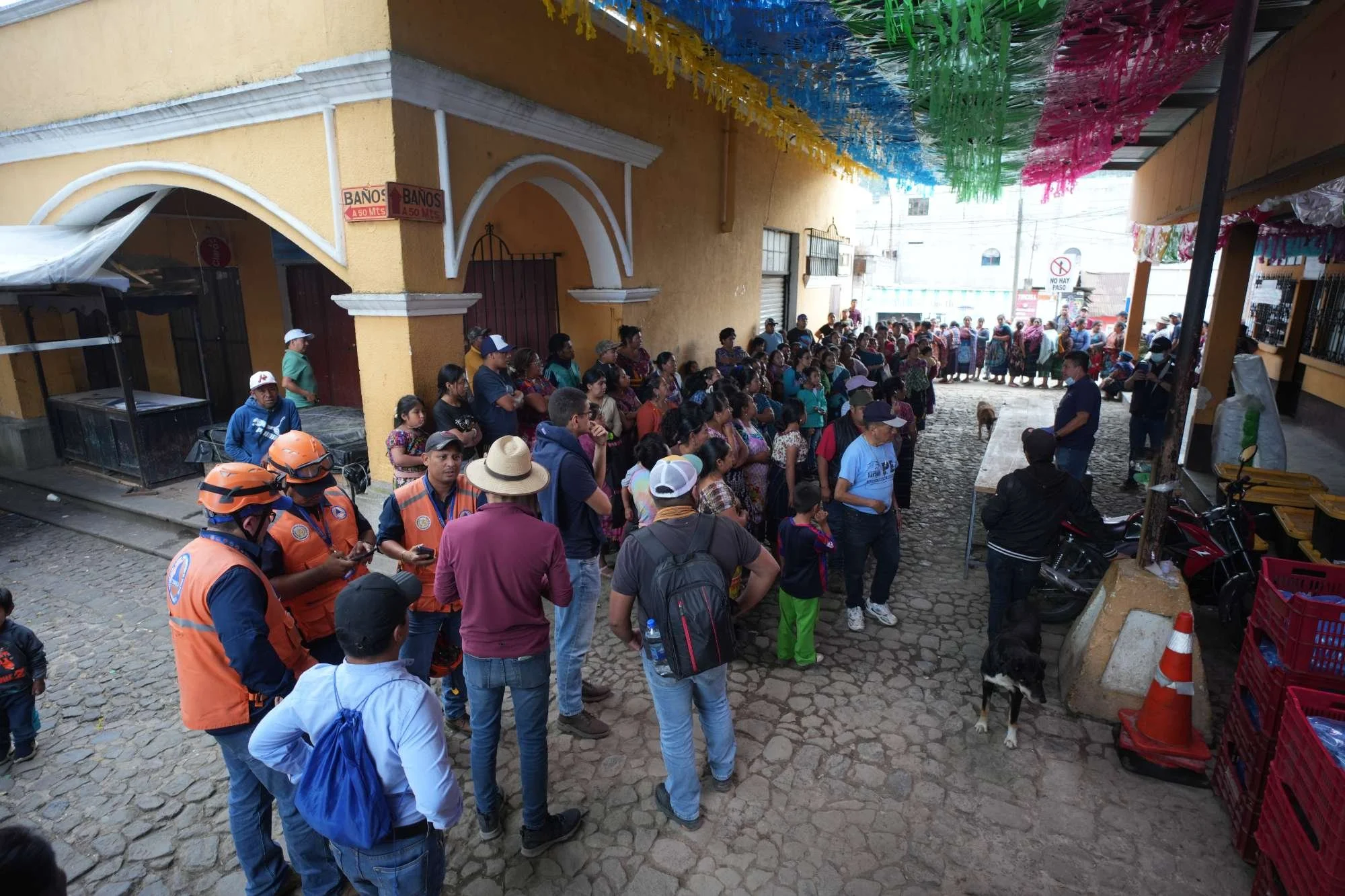  Personas hacen fila para recibir alimentos frente a la municipalidad. Foto Eddy Zeta 