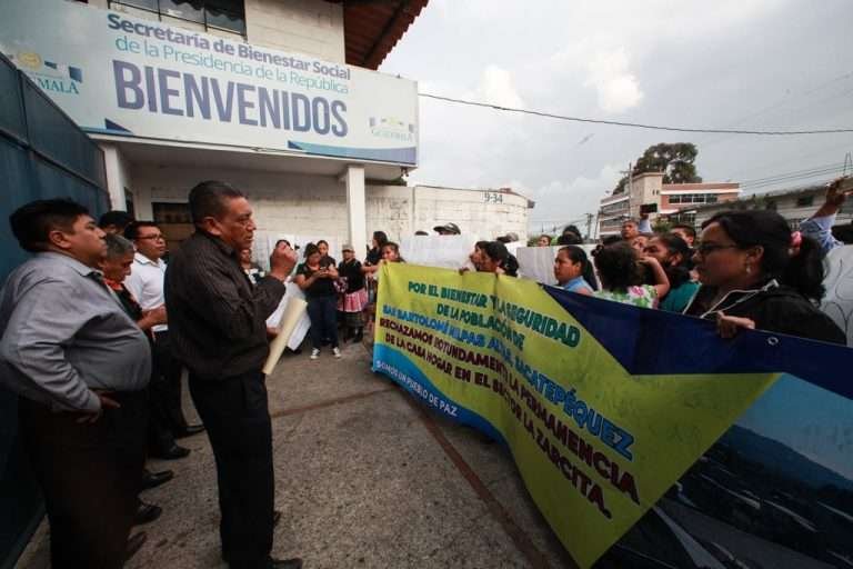  El alcalde Axpuac arenga a los vecinos. 