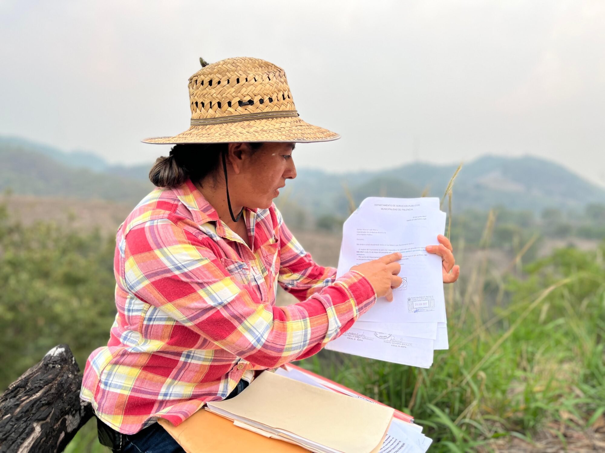  Blanca Morales muestra una de las denuncias que presentó por la contaminación ambiental que generó el vertedero municipal. Foto de Derik Mazariegos 