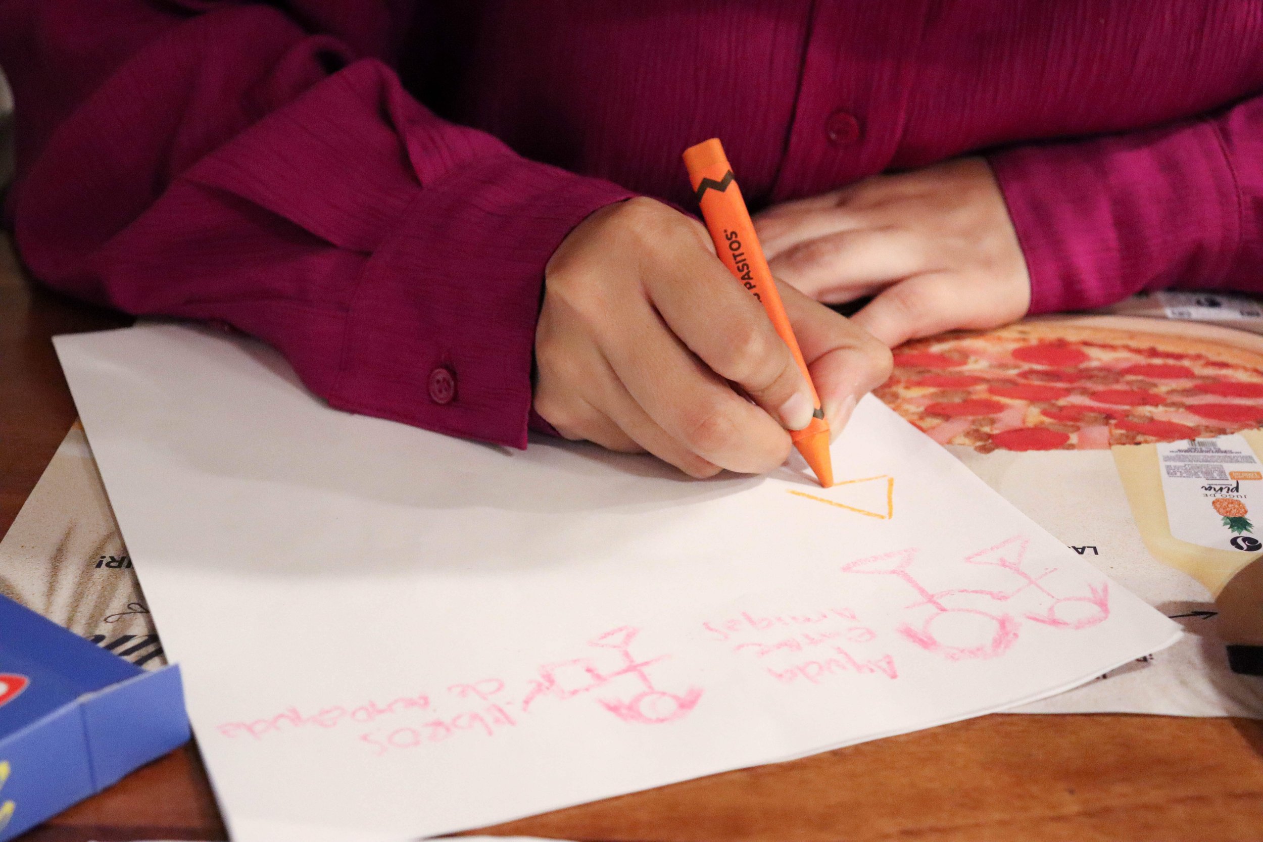  “Porque dos mujeres unidas acuerpando es la fuerza” Pamela Azurdia dibujando el acompañamiento. Foto: Angie Ross 