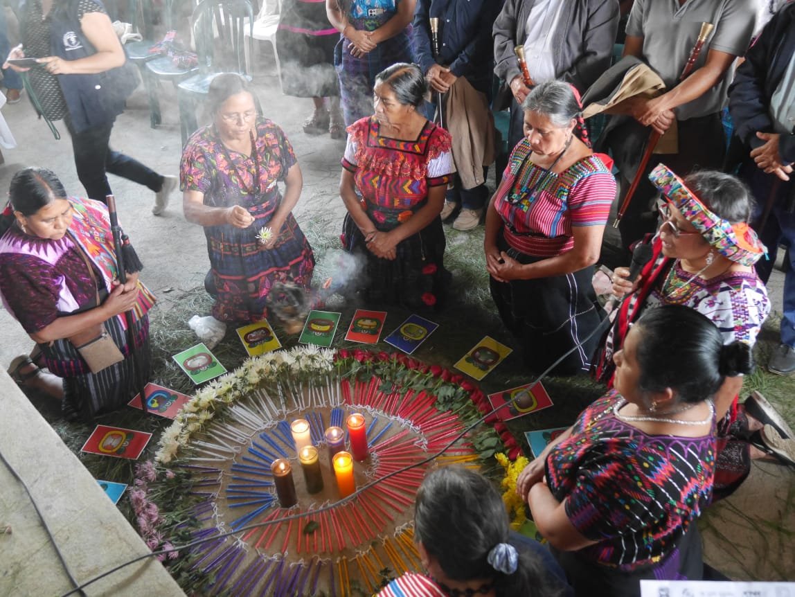  Abuelas comadronas se reunieron en San Pedro La Laguna. Foto Nuto Chavajay 