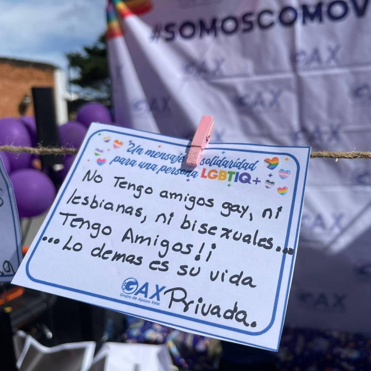  Durante la caminata del Orgullo en la ciudad de Quetzaltenango se difundieron mensajes como este, apelando al respeto a la población LGBTIQ. Foto: LGBTIQ+3/ Mirna Alvarado 
