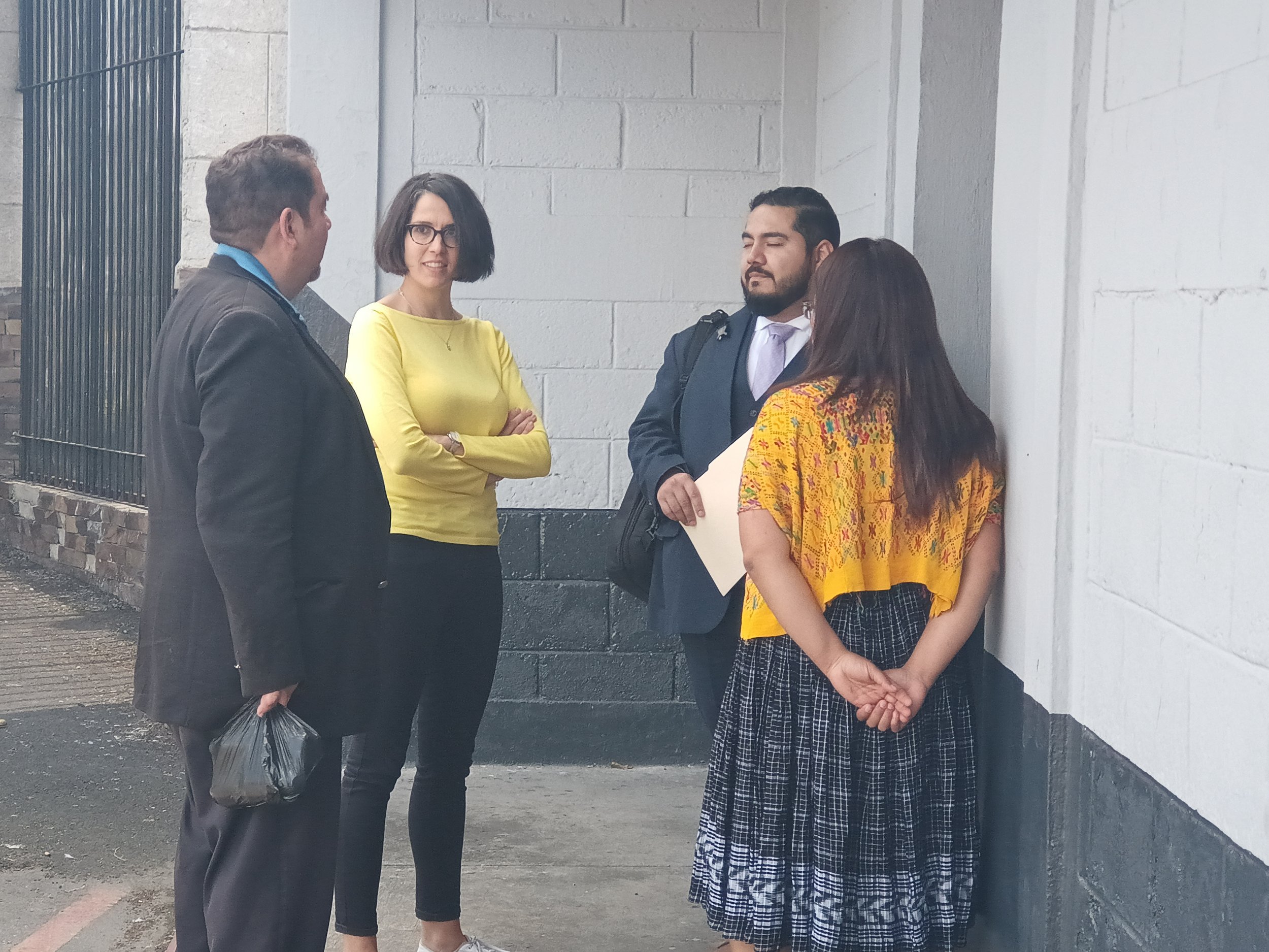  Representante de Amnistía Internacional esperando a ingresar a la cárcel de Matamoros. Fotografía: Verónica Orantes. 