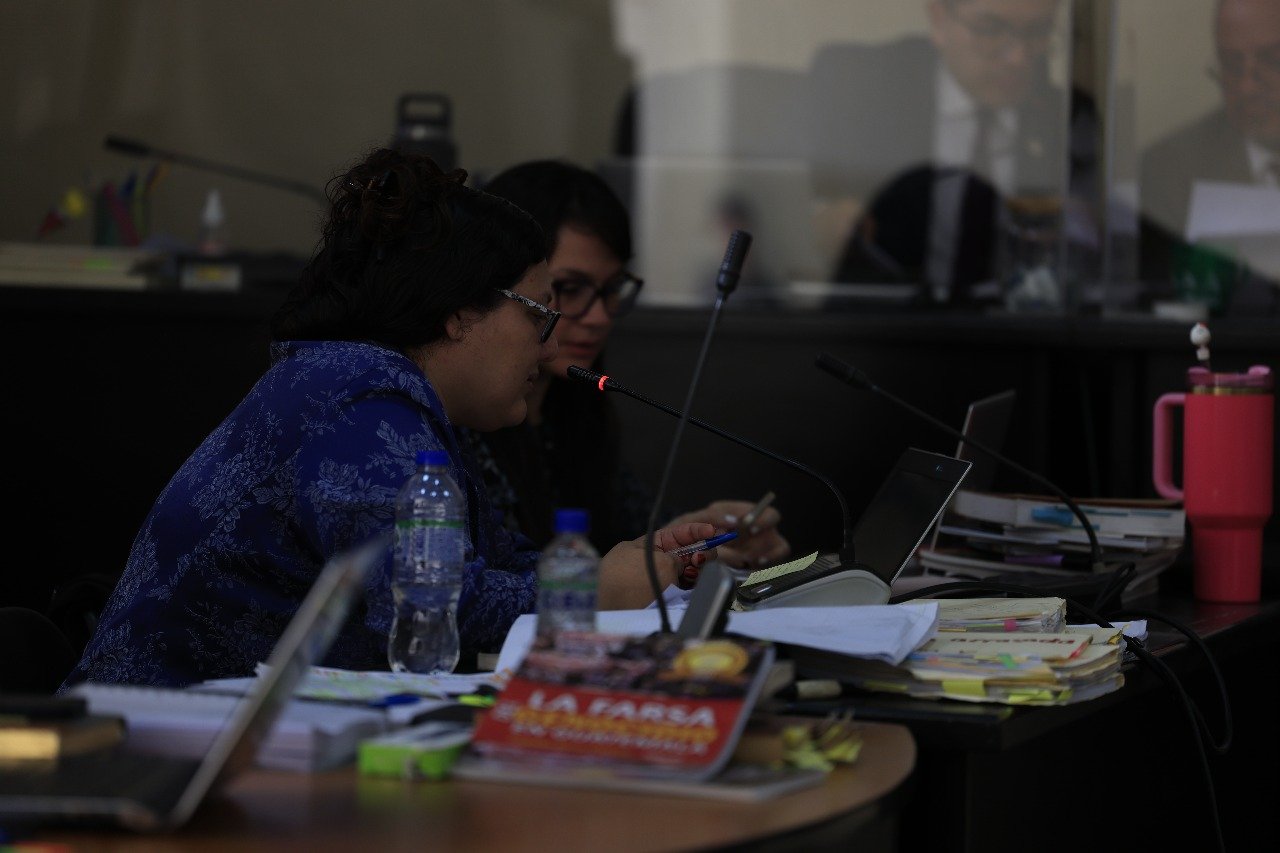  La abogada Teresa Martínez ofrece conclusiones en el juicio. Foto Prensa Comunitaria 