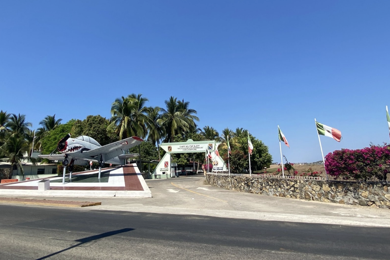  Entrada a la base aérea militar de Pie de la Cuesta, en Acapulco, desde donde salieron los vuelos que, según el documento que está siendo analizado, llevaban los cuerpos que fueron arrojados al mar. Fotografía: Marcela Turati 