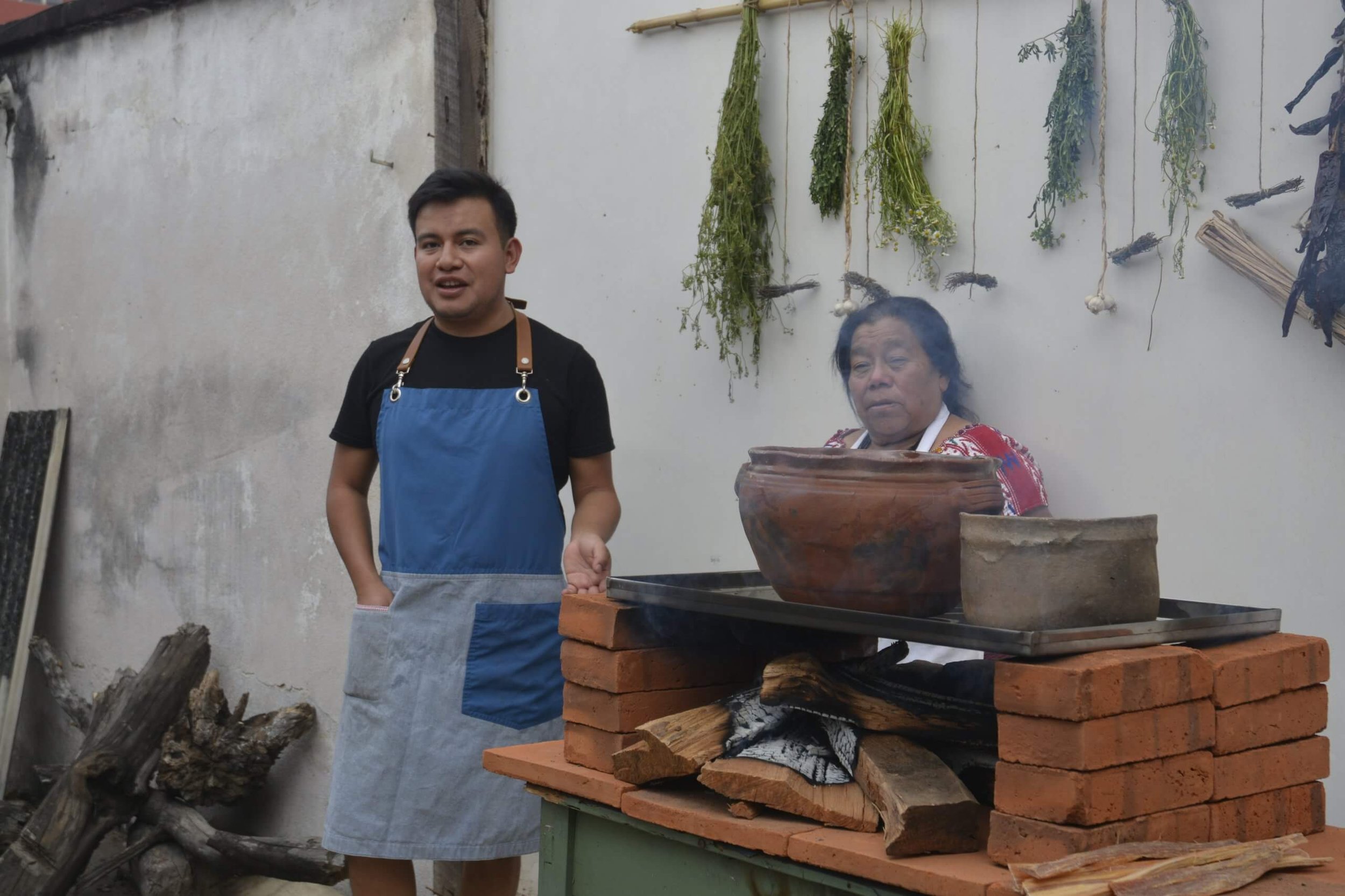  Edizon y su abuela Florencia comparten sentipensares en el taller “Sembrar, cosechar, cocinar”. Foto: María España. 
