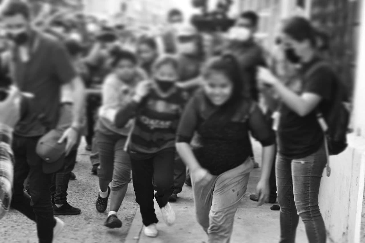  Las diez niñas saltaron de un techo y corrieron alejándose de la zona 1. Fotografía Nelton Rivera 