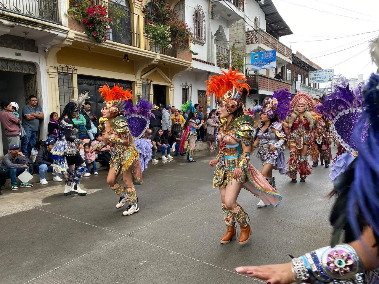  Las calles de San Juan Comalapa se llenaron de color. Joel Solano 