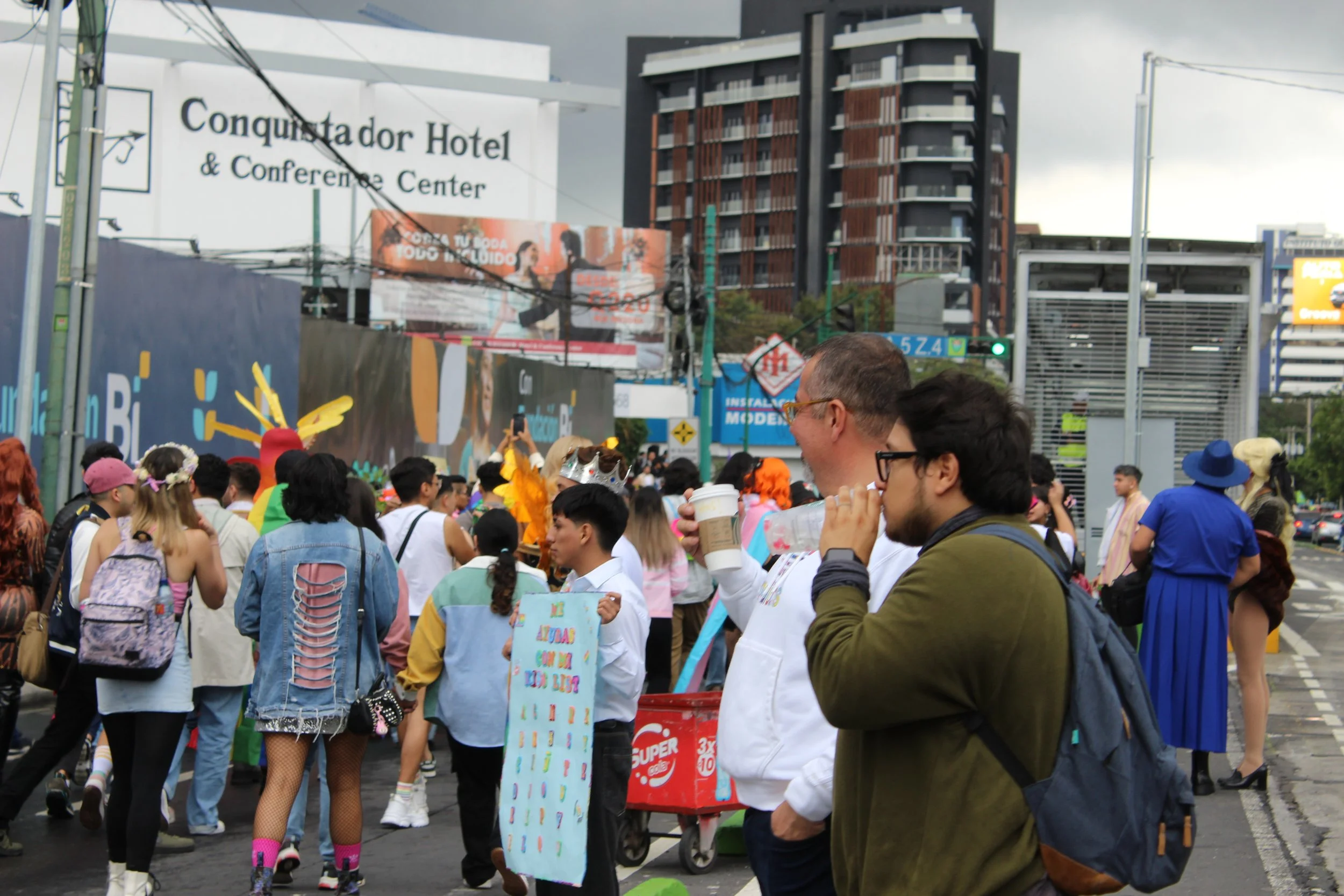  El exministro de Cultura y Deportes observa el Desfile del Orgullo LGTIQ+. Foto: Ruda 