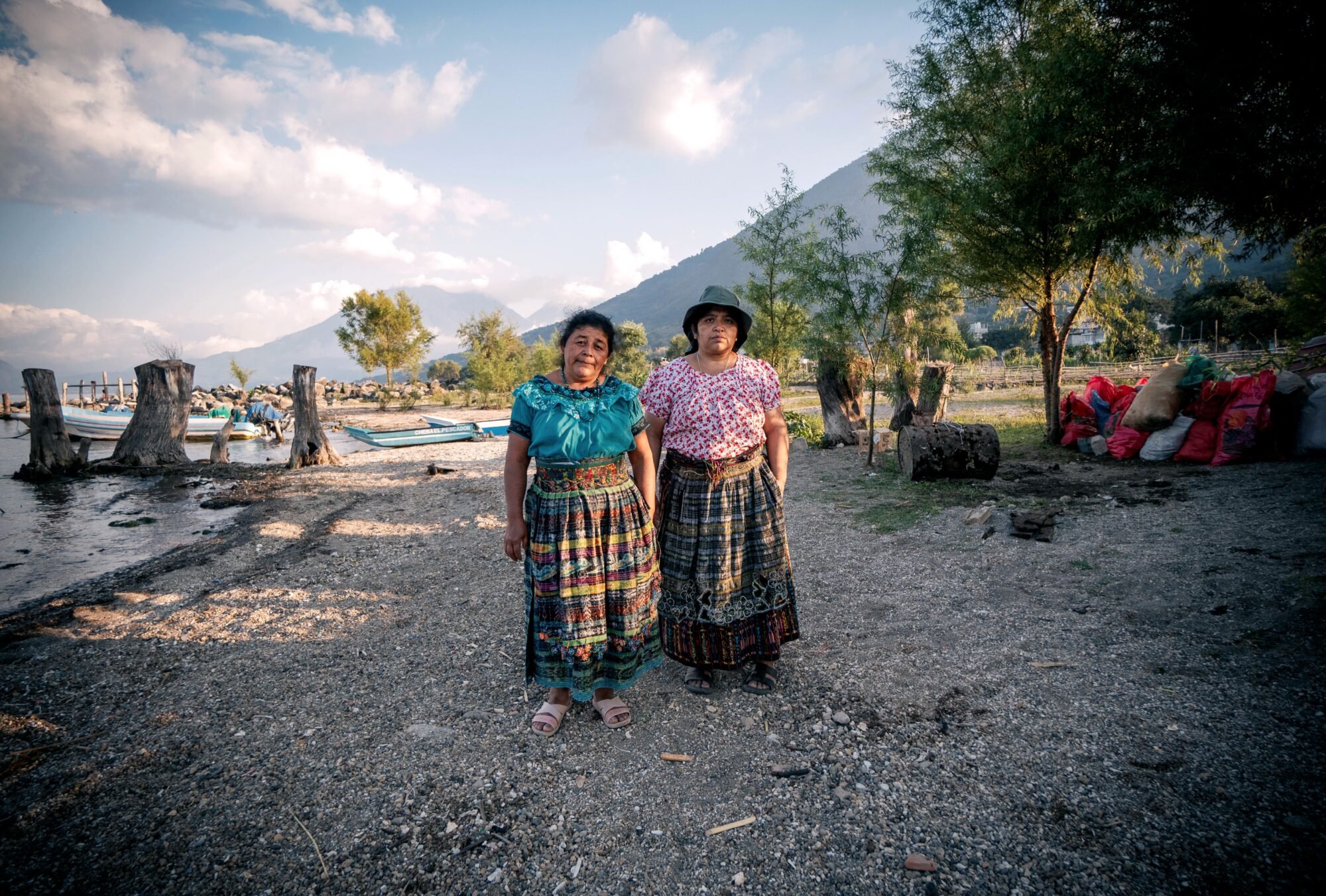  Una foto de dos mujeres mientras se cierra la jornada de limpieza. Foto de Alex PV 