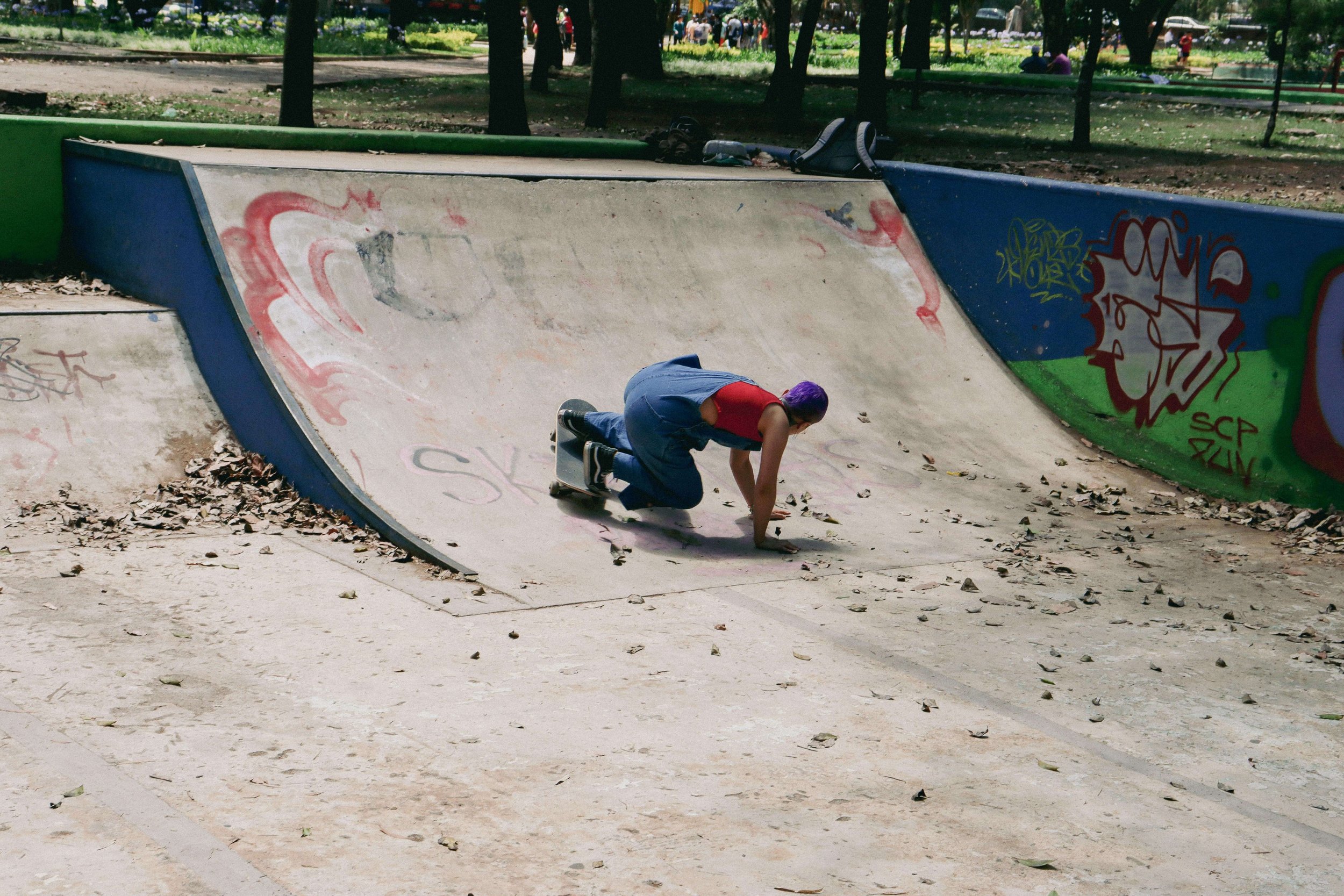  Witty haciendo un truco con la patineta. Foto: Angie Ross 