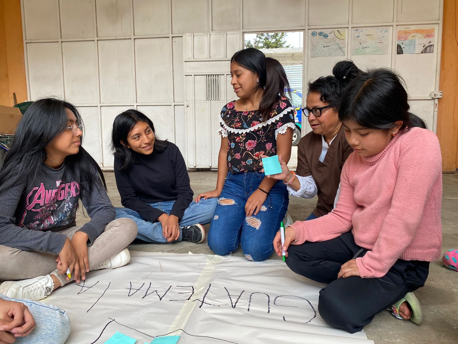  Las niñas de COINCIDIR disfrutaron en la elaboración del guión teatral con la guía de la artista Piccoletta.  Foto: Ana Alfaro 