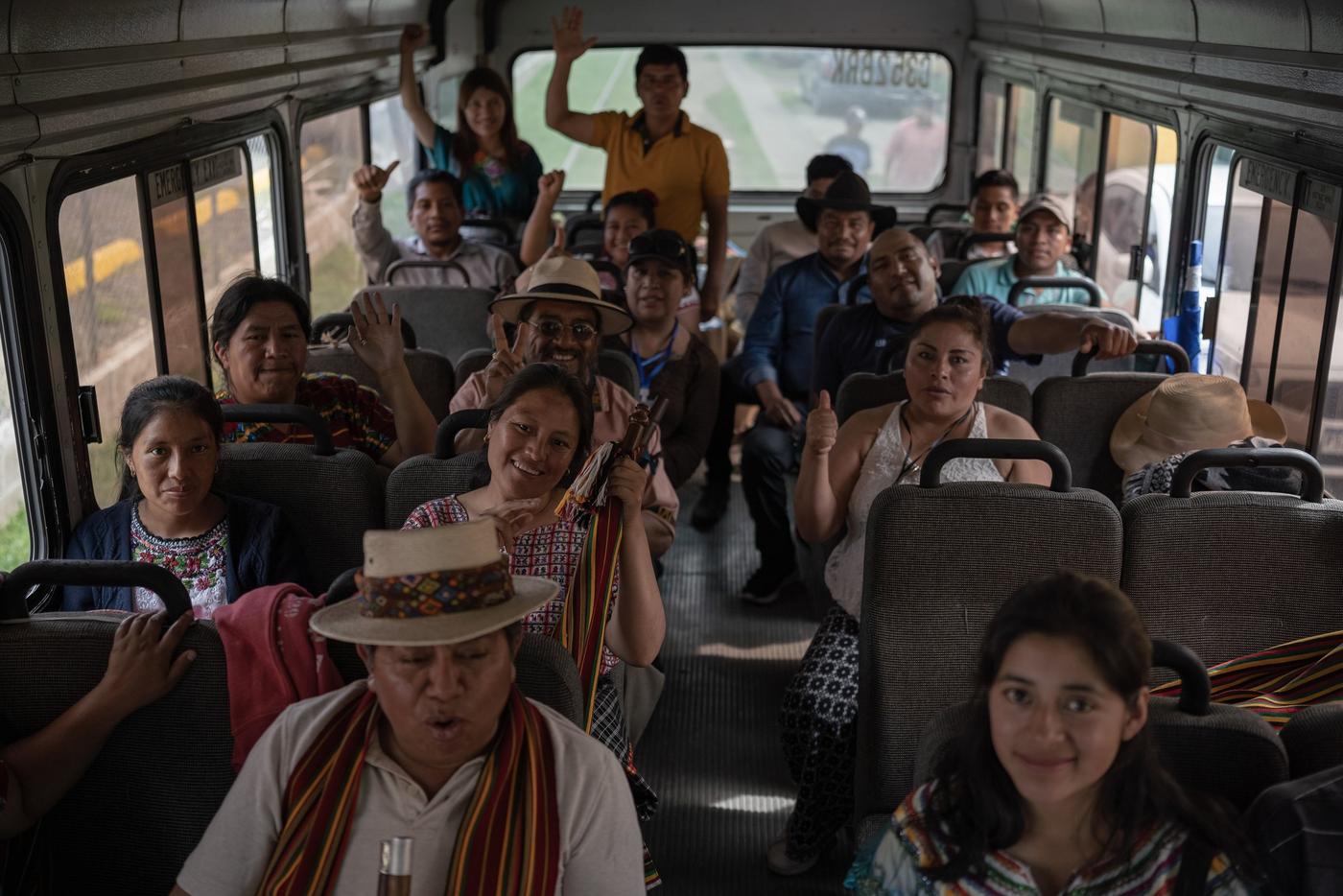  Autoridades ancestrales de Iximulew a la espera para su salida hacia la Casa Presidencial para hacer entrega de una carta de solicitud de audiencia con el presidente de turno, Alejando Giammattei. Barrio Gerona, ciudad de Guatemala, 12 de octubre de 2023. Foto de Mario Godínez 