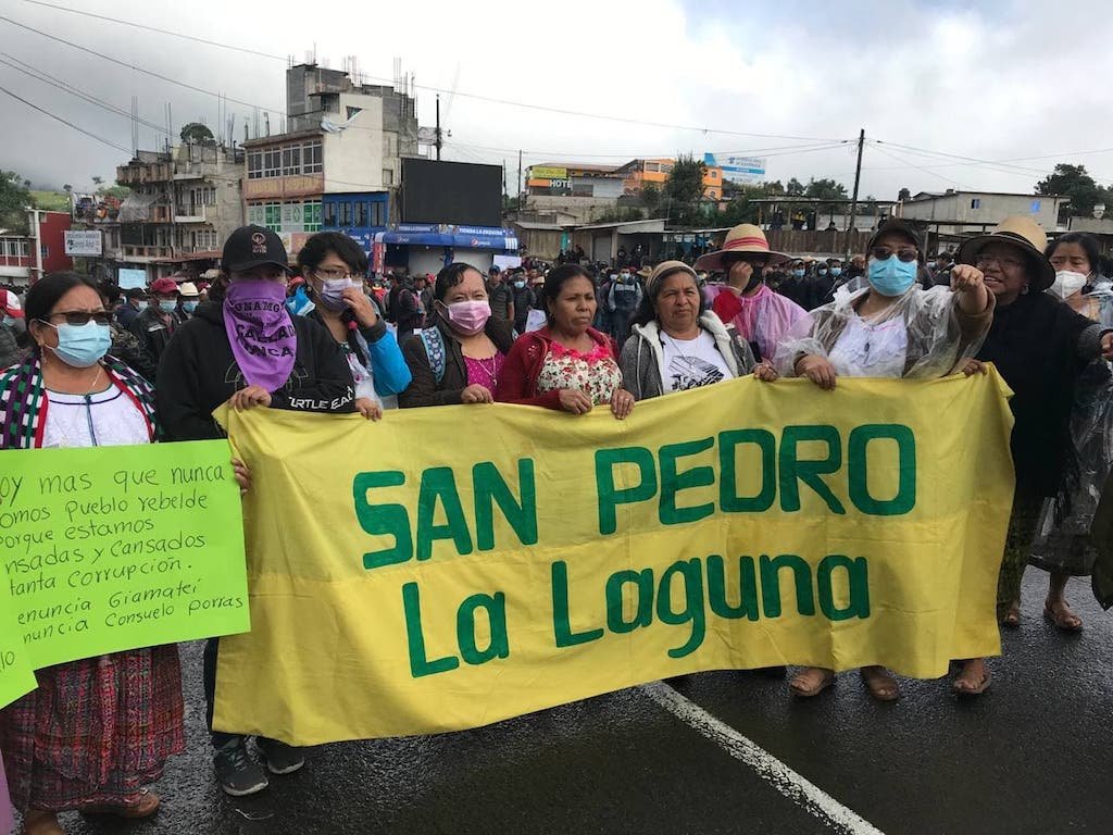  El Colectivo de Mujeres de San Pedro la Laguna exige la renuncia de Giammattei y Porras.Foto: Paolina Albani. 