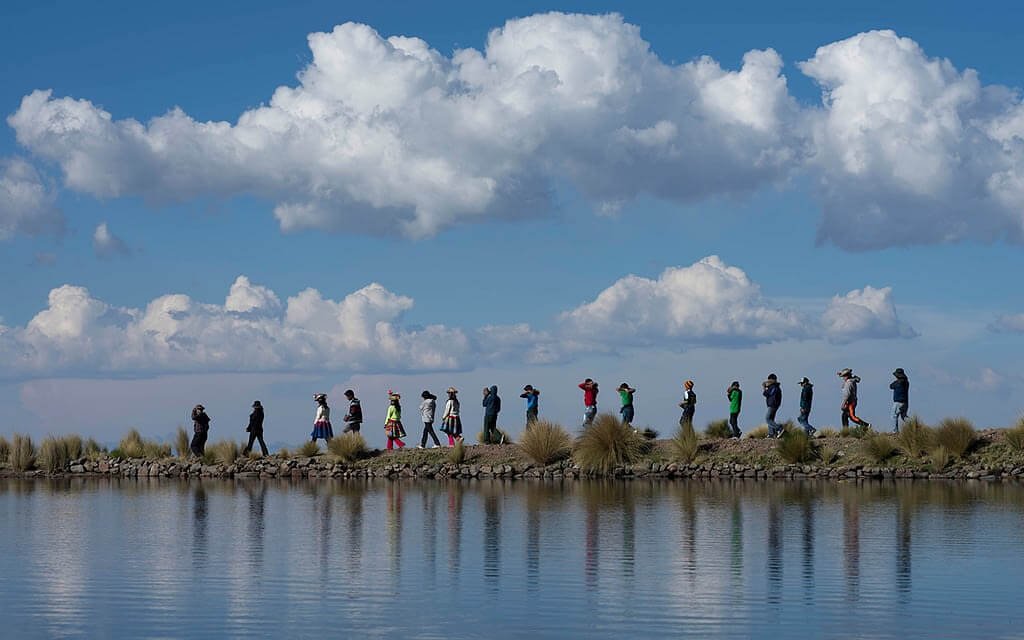  Una vez creada la laguna, sus diques son reforzados anualmente por los pobladores. Fotografía: Omar Lucas 