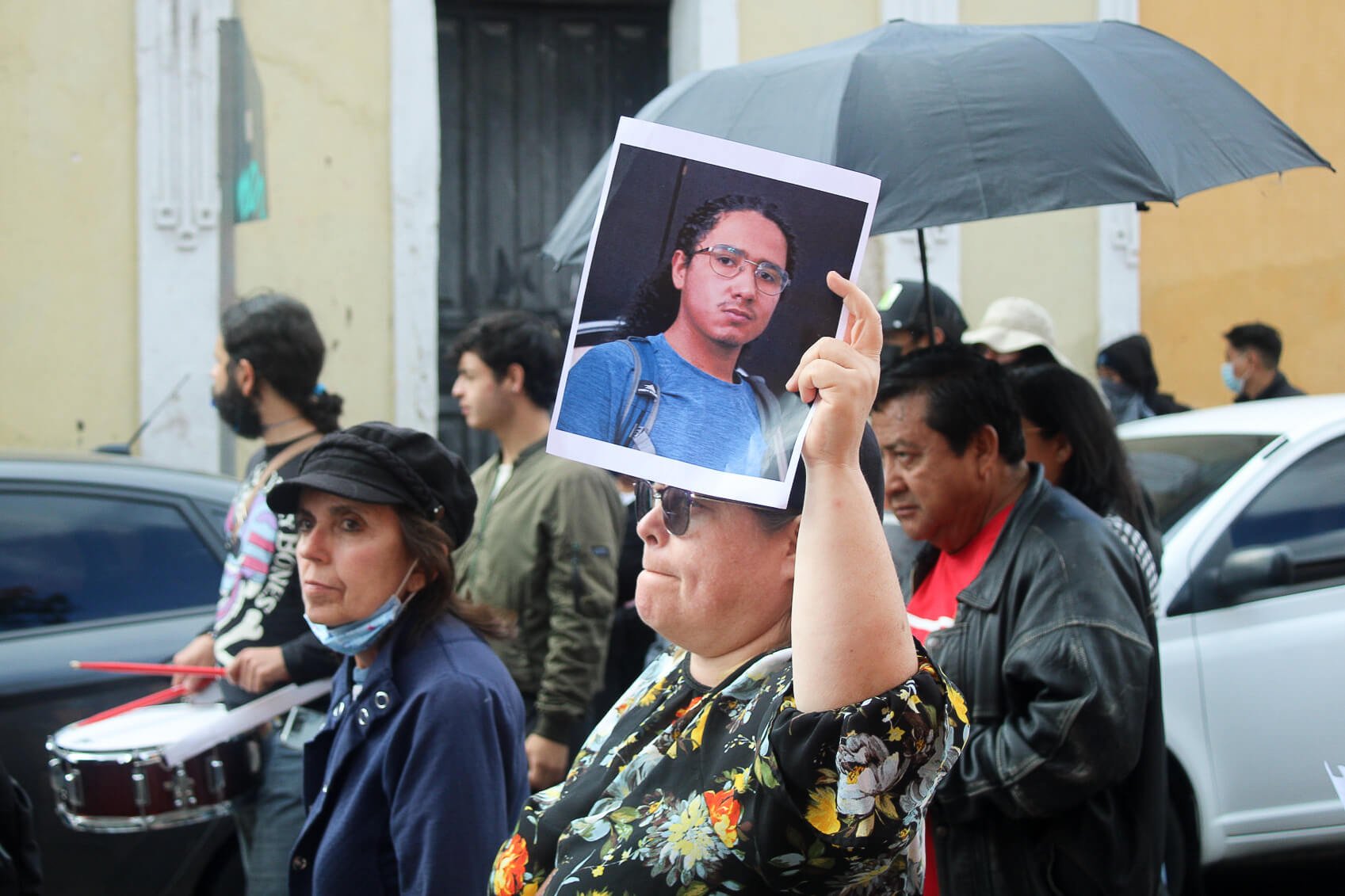 Egresadas portan la fotografía de Camilo García en solidaridad con él. / Fotografía: Kristhal Figueroa 