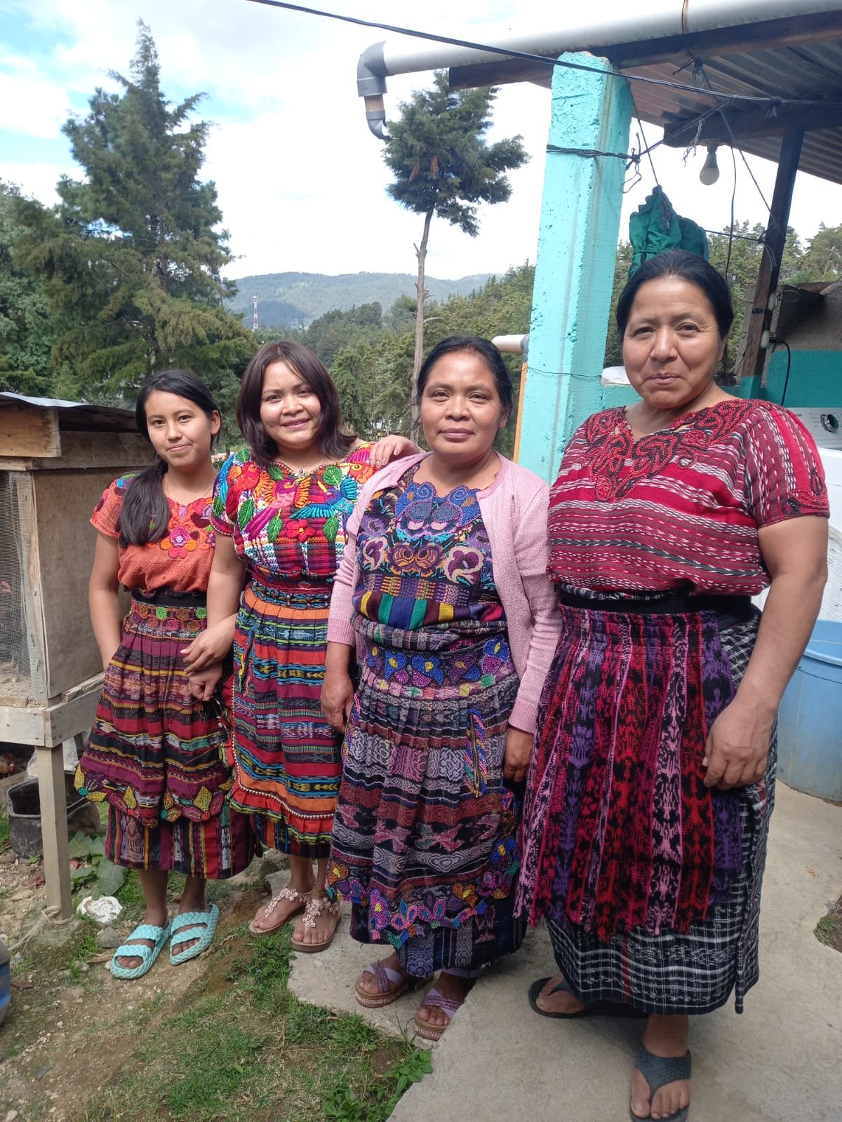 Tres mujeres de la aldea Varsovia han liderado el proyecto “Insumos Biotierra”. Foto de Hugo Bulux 