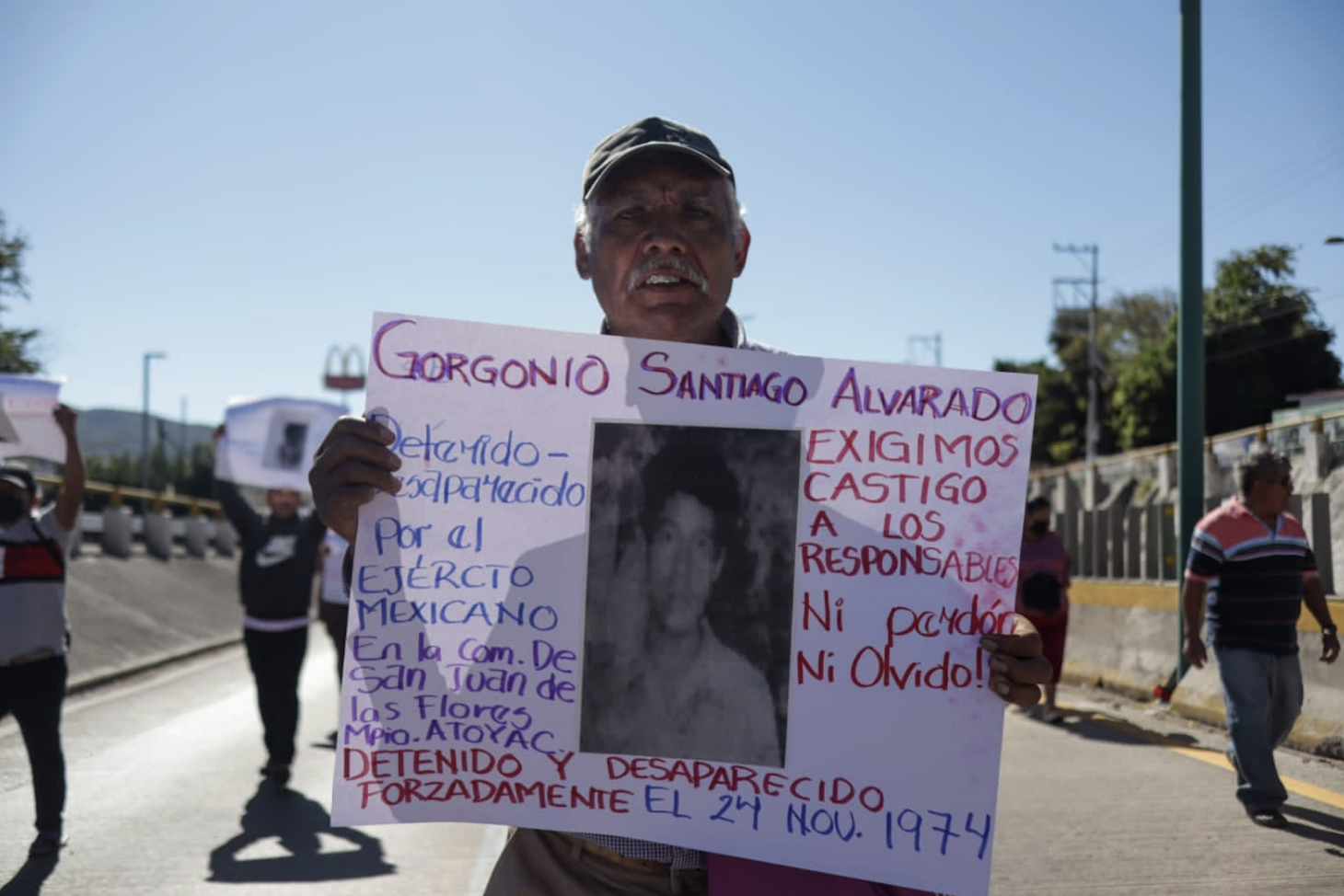  El nombre de Gorgonio Santiago Alvarado, desaparecido por el ejército en 1974, está registrado en el “viaje 23” consignado en el documento. Fotografía: Óscar Guerrero / Cromática/ Obturador MX 