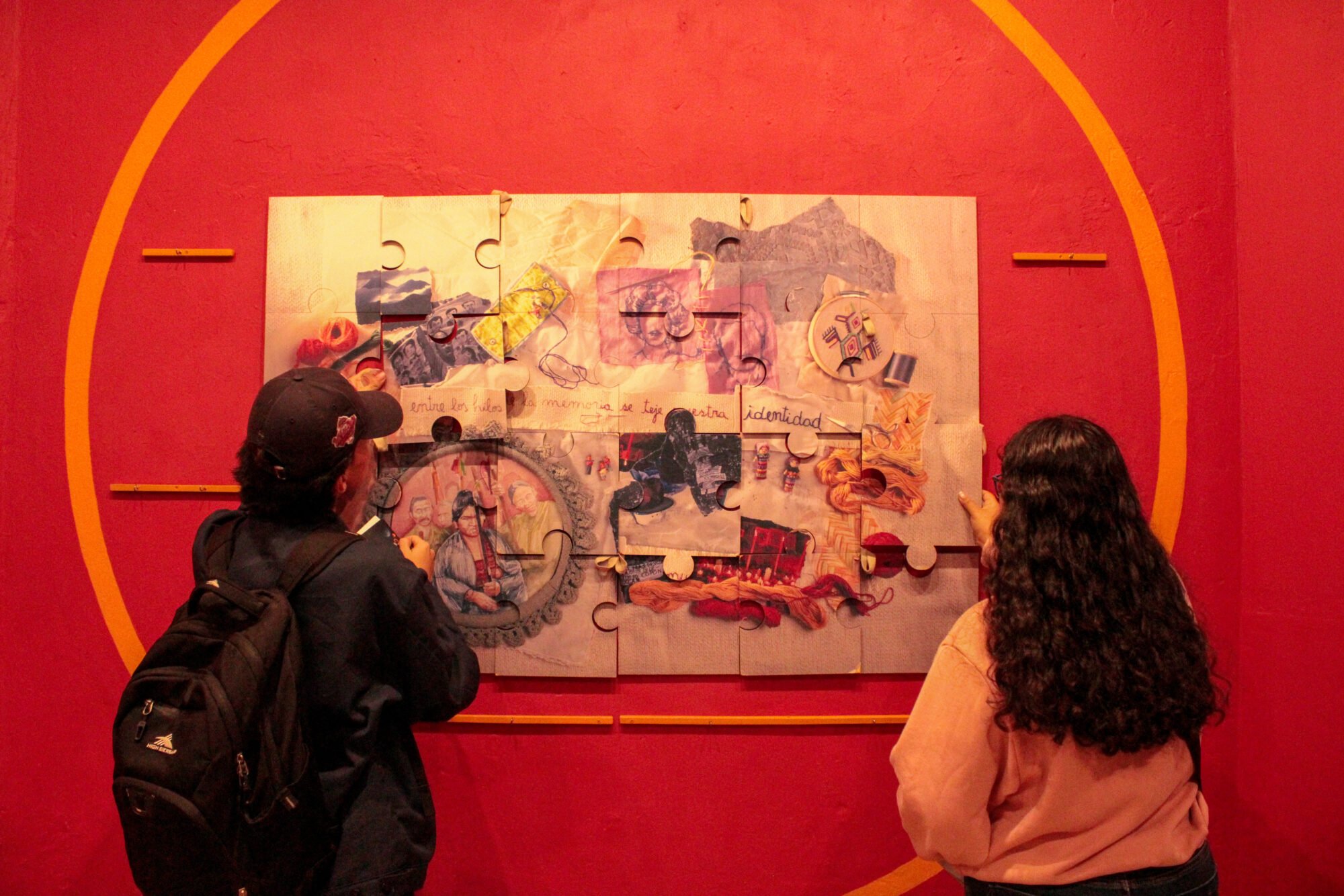  Dos personas interactúan en la Sala de Ecos, ensamblando un rompecabezas que representa la memoria y la identidad a través de elementos culturales e históricos. Foto de Derik Mazariegos 