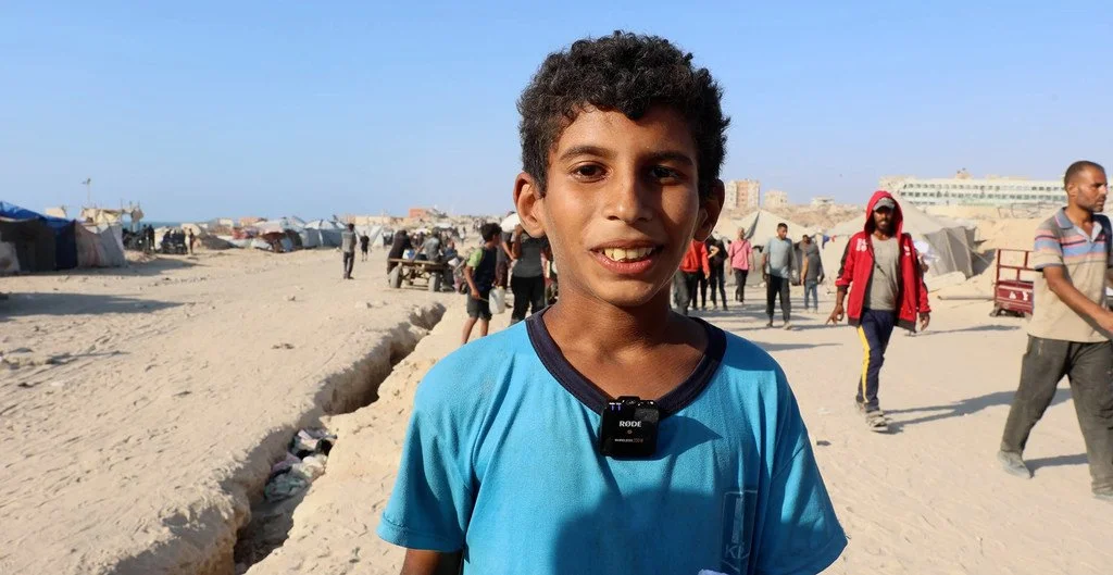  Noticias ONU Mohammed Mudeiris, un niño que perdió a su padre en un bombardeo israelí, busca comida para su hermanos menores. 