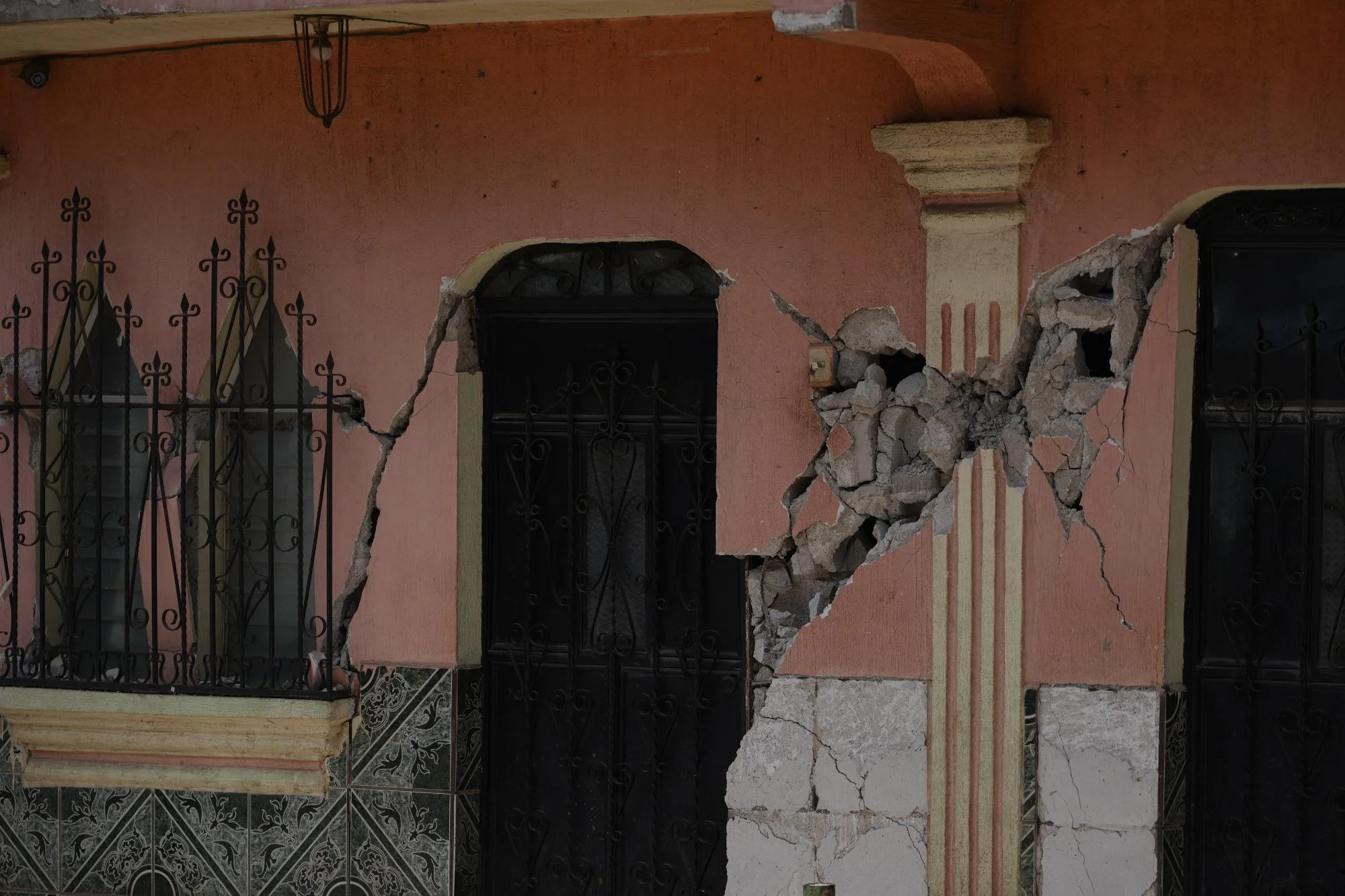  En Santa María de Jesús varias casas sufrieron daños considerables. Foto Eddy Zeta 