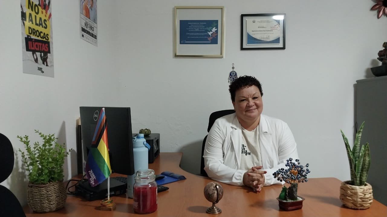  La médica del equipo de Trans-Formación, Yusimil Carranza, en su nueva oficina. Foto: Jasmin López. 
