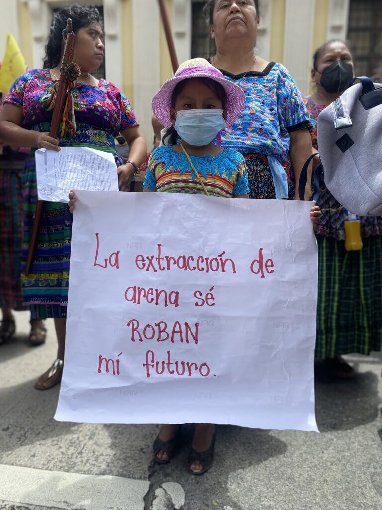  Foto: Ketzali Pérez. Descripción: Niña Poqomam de Chinautla manifestando en frente del congreso. 