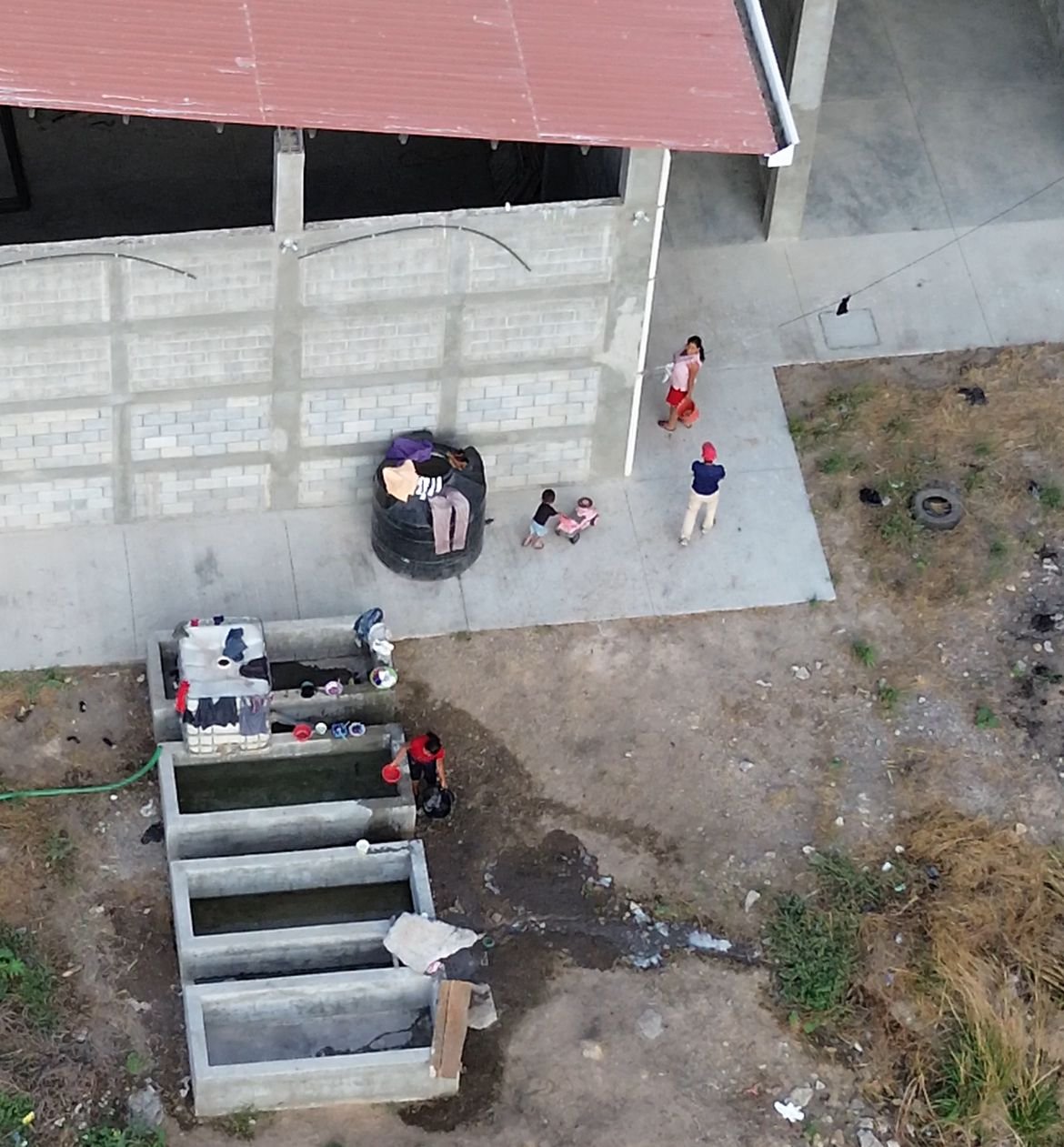  Familias que llegaron a vivir con trabajadores de la empresa Proyectos y Servicios de Oriente S.A. en las instalaciones incompletas de la planta de tratamiento del vertedero. Foto de Prensa Comunitaria 