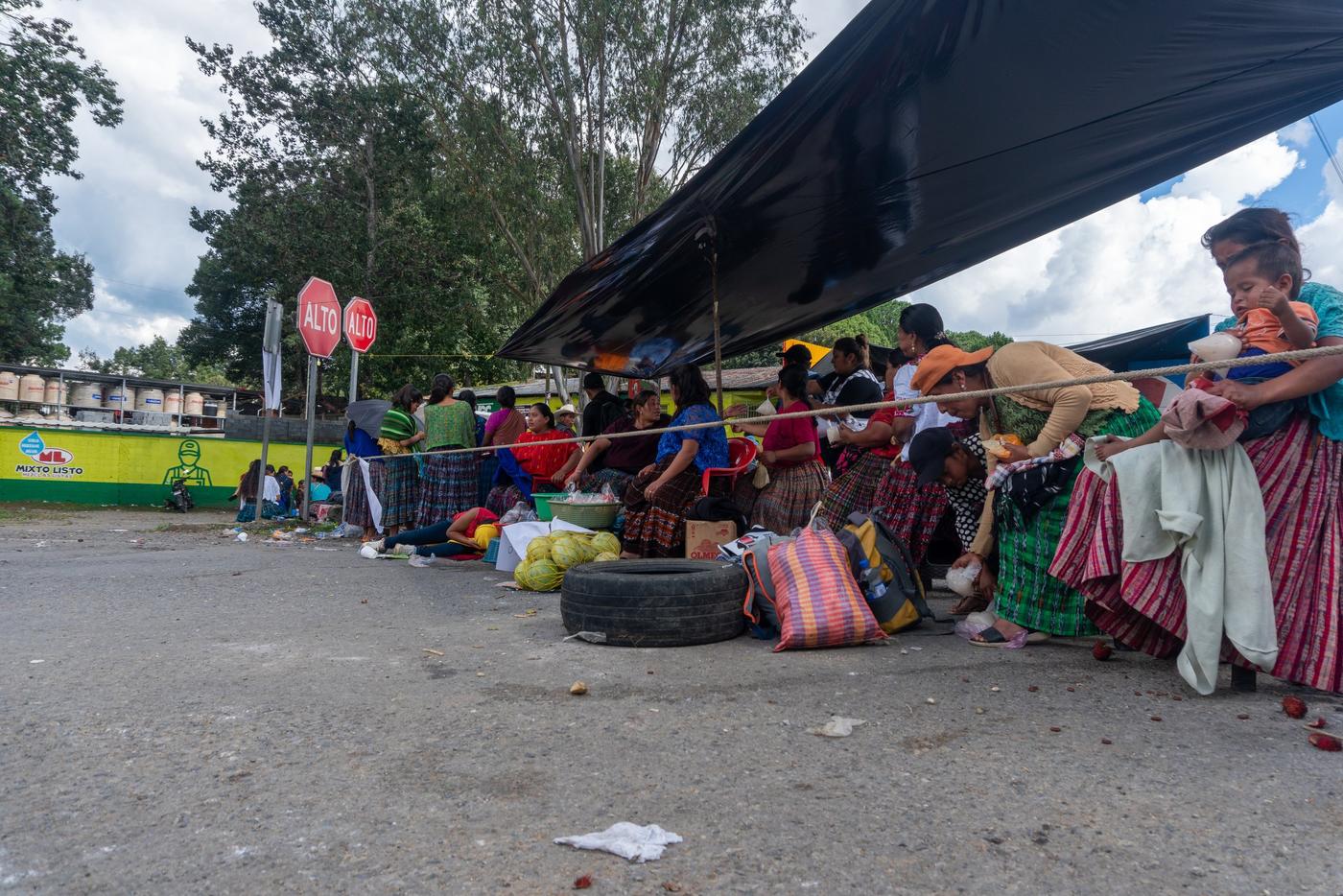  Mujeres Q’eqchi’ y Poqomchi’ se colocan en el cruce a Santa Cruz Verapaz y San Cristóbal Verapaz como parte de las jornadas de manifestaciones en todo el país por las acciones de la fiscal general Consuelo Porras. Municipio de Santa Cruz Verapaz, Alta Verapaz, 10 de octubre de 2023. Foto de Benjamín Sagüí 