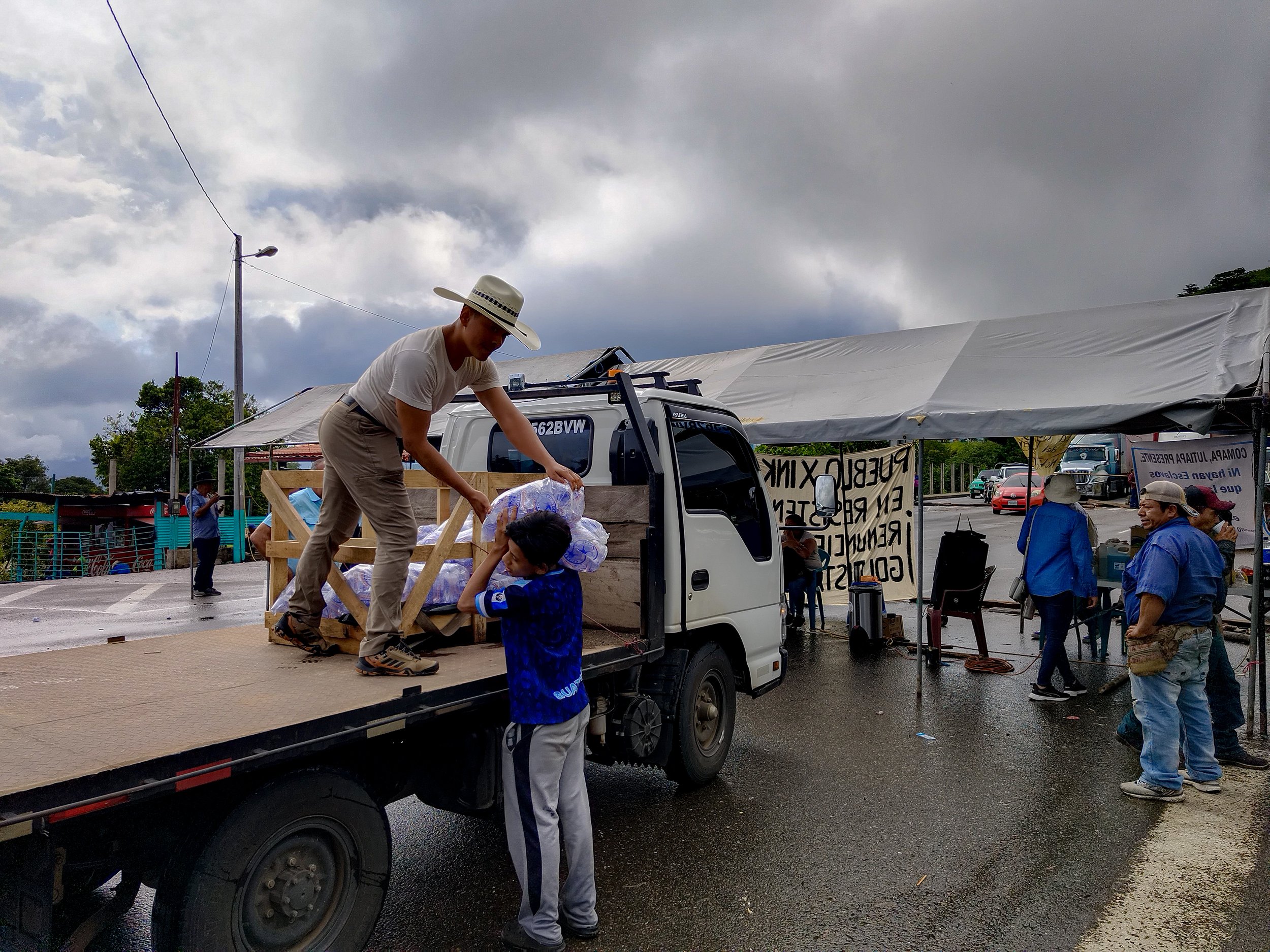  Vecinos entregan bolsas con agua pura a personas que mantuvieron plantón de resistencia pacífica en defensa de la democracia. Octubre de 2023. Foto de Wellinton Osorio 