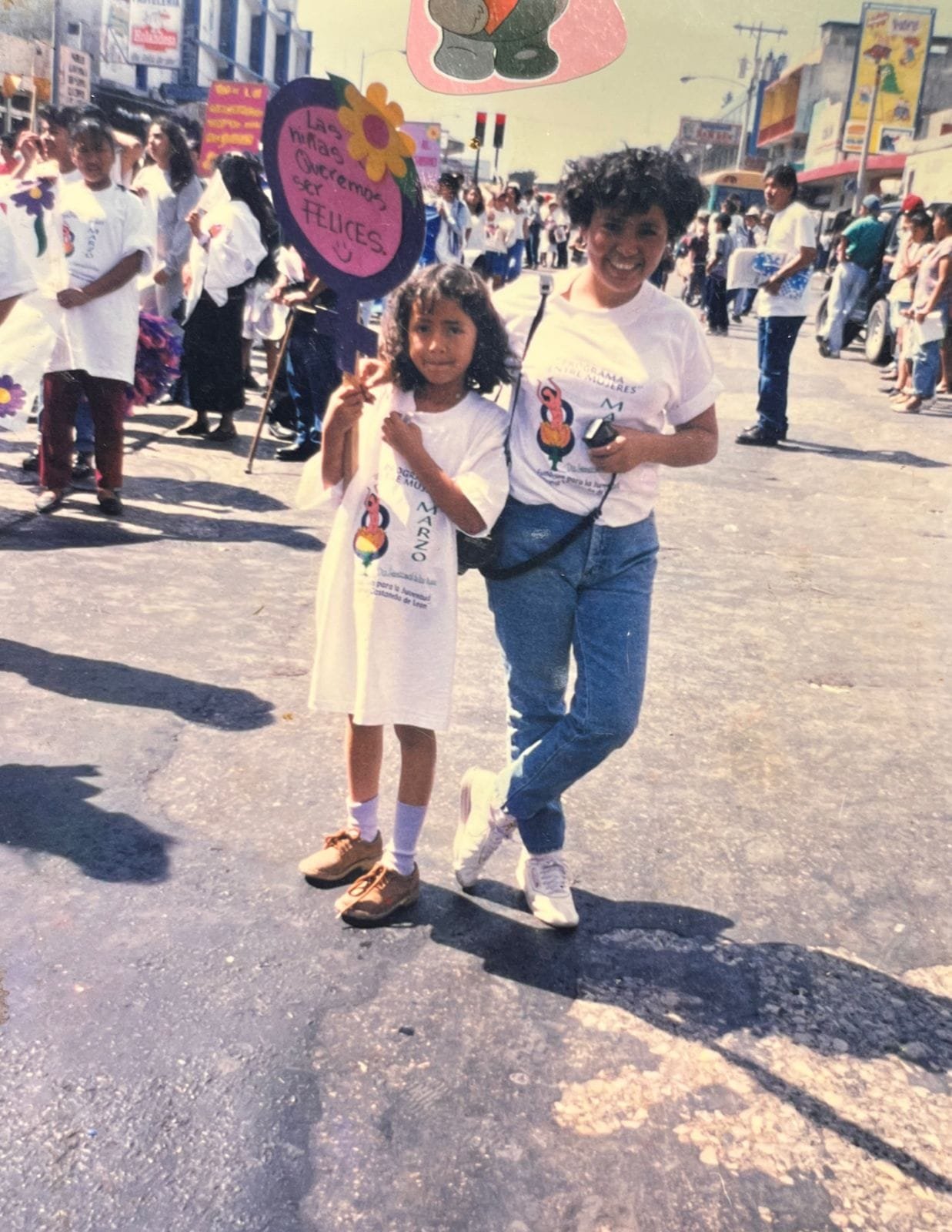  Mercedes Monzón en compañía de su madre, Sonia Escobedo, en una marcha feminista el 8 de marzo. Créditos: Familia Monzón Escobedo 