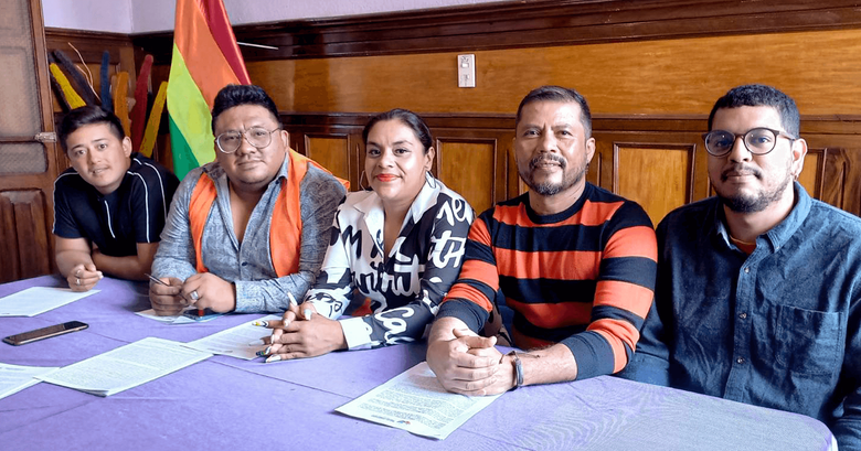 En conferencia de prensa: Jorge Cordón, de Comunidad Amigable de Diversidad Independiente; Noé Sarat, de Divergentes; Gabriela Dávila, de Gente Positiva; Antonio López, de la Fundación Marco Antonio y Carlos Calderón del Colectivo 4 de Noviembre. Foto: Eslly Melgarejo.