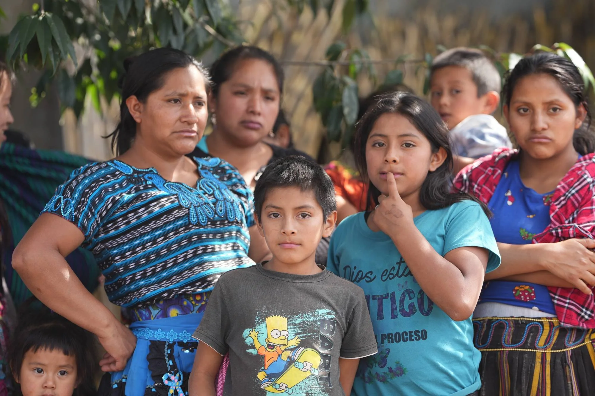  El rostro de las mujeres refleja la angustia que siente la población de Santa María de Jesús ante los constantes temblores. Foto Eddy Zeta 
