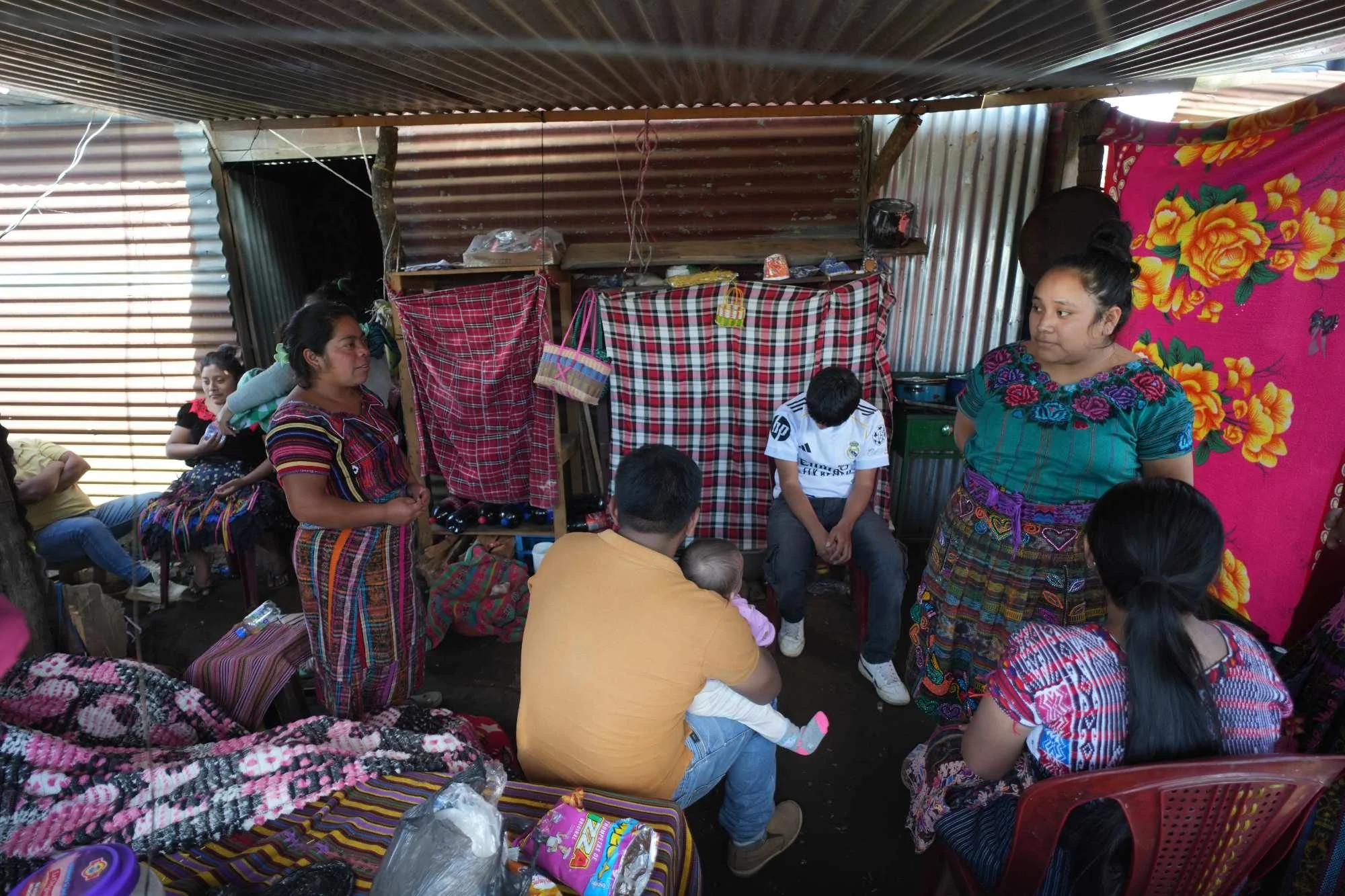  Uno de los autoalbergues gestionados por las y los vecinos. Indican que lo que más necesitan son alimentos. Foto Eddy Zeta 